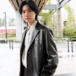 Dori Sakurada Instagram - FENDI まだ寒いのでやっぱりコート🧥 着てるのはフェンディのブラックレザー オーバーコート！ ブラックレザーにステッチの明るい糸が良いコントラストになってて、レザーコートなのに重すぎる印象にならないのが素敵です✨ シルエットはストレートでシングルブレストコートなので前を閉めても窮屈感なく着ることができて最高です！ 素材のイメージをデザインで自由に変えて楽しめて、この春のファッションの振り幅が増えて幸せです🌟 今日は東京は風が強かったので、皆さんも温かくなるまで、お気に入りのコートに頼って過ごしましょうね🫶 @FENDI #fendi #PR