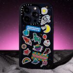 Dori Sakurada Instagram - DORI SAKURADA × CASETiFY この度ケースティファイさんとコラボレーションさせていただくことになりました！ 宇宙をスマホケースと同じく個々の自由な領域と捉え、その無限の可能性からインスピレーションを得て、今回のコレクションを制作いたしました✨ 宇宙には様々な解釈があり、地球に住む自分たちが空を見上げれば宇宙の存在を感じる瞬間があります。 星や惑星、そしてロケットが月へ向かう姿など、それぞれの宇宙への解釈があると思うのですが、一人一人の人生、その人の目線の先に一つずつ宇宙は広がっていると思っていて、本来そこはとても自由で幸せに溢れる空間であると信じています✨ そんな想いを込めて今回のコレクションを完成することができました！ そしてケースティファイさんは海外の方にもアイテムを届けることができるので、世界中の皆さんに今回のコラボレーションを楽しんでいただけることを願っています！ 「DORI SAKURADA× CASETiFY」 🚀Infinite Universe Sticker 自由な宇宙をテーマに、宇宙らしいロケットや月だけでなく、スニーカーや花、ケーキなど様々なモチーフが賑やかに浮かべました。 他人の意見に左右されず、好きなことを自分らしく楽しむという思いを込めました！ 🌘I Love You to the Moon & Back ” I Love You to the Moon & Back ”と、宇宙飛行士に扮した「どおりいぬ」をミックスしました🐶 言葉の持つ意味をわかりやすく伝えたいという意図からワンポイントデザインです。 🖤Heart Universe 「Love」「愛」を大事にしてほしい、というシンプルなメッセージを黒いハート型の惑星に込めて表現してみました。 中央を大胆にくり抜いたデザインはケースタイプによって印象が異なります。 ぜひ、手にとってくださる皆さんの思うままに楽しんで頂きたいです！ 🪐Chocolate Universe 惑星をカラフルなチョコレートに⾒⽴てました。 バレンタインのシーズンにもケースを付け替えて楽しんでもらえるように考えたデザインです🍫 僕もスマホケースを普段から付け替えたり楽しんでいて、こういうものがあれば良いなと思えるものを作ることができたので、是非沢山の方に楽しんでいただけると嬉しいです😊 @casetify_jp @casetify #DORISAKURADAxCASETiFY #PR
