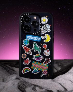 Dori Sakurada Instagram - DORI SAKURADA × CASETiFY

この度ケースティファイさんとコラボレーションさせていただくことになりました！

宇宙をスマホケースと同じく個々の自由な領域と捉え、その無限の可能性からインスピレーションを得て、今回のコレクションを制作いたしました✨

宇宙には様々な解釈があり、地球に住む自分たちが空を見上げれば宇宙の存在を感じる瞬間があります。
星や惑星、そしてロケットが月へ向かう姿など、それぞれの宇宙への解釈があると思うのですが、一人一人の人生、その人の目線の先に一つずつ宇宙は広がっていると思っていて、本来そこはとても自由で幸せに溢れる空間であると信じています✨
そんな想いを込めて今回のコレクションを完成することができました！

そしてケースティファイさんは海外の方にもアイテムを届けることができるので、世界中の皆さんに今回のコラボレーションを楽しんでいただけることを願っています！

「DORI SAKURADA× CASETiFY」

🚀Infinite Universe Sticker
自由な宇宙をテーマに、宇宙らしいロケットや月だけでなく、スニーカーや花、ケーキなど様々なモチーフが賑やかに浮かべました。
他人の意見に左右されず、好きなことを自分らしく楽しむという思いを込めました！

🌘I Love You to the Moon & Back
” I Love You to the Moon & Back ”と、宇宙飛行士に扮した「どおりいぬ」をミックスしました🐶
言葉の持つ意味をわかりやすく伝えたいという意図からワンポイントデザインです。

🖤Heart Universe
「Love」「愛」を大事にしてほしい、というシンプルなメッセージを黒いハート型の惑星に込めて表現してみました。
中央を大胆にくり抜いたデザインはケースタイプによって印象が異なります。
ぜひ、手にとってくださる皆さんの思うままに楽しんで頂きたいです！

🪐Chocolate Universe
惑星をカラフルなチョコレートに⾒⽴てました。
バレンタインのシーズンにもケースを付け替えて楽しんでもらえるように考えたデザインです🍫

僕もスマホケースを普段から付け替えたり楽しんでいて、こういうものがあれば良いなと思えるものを作ることができたので、是非沢山の方に楽しんでいただけると嬉しいです😊

@casetify_jp @casetify
#DORISAKURADAxCASETiFY 
#PR
