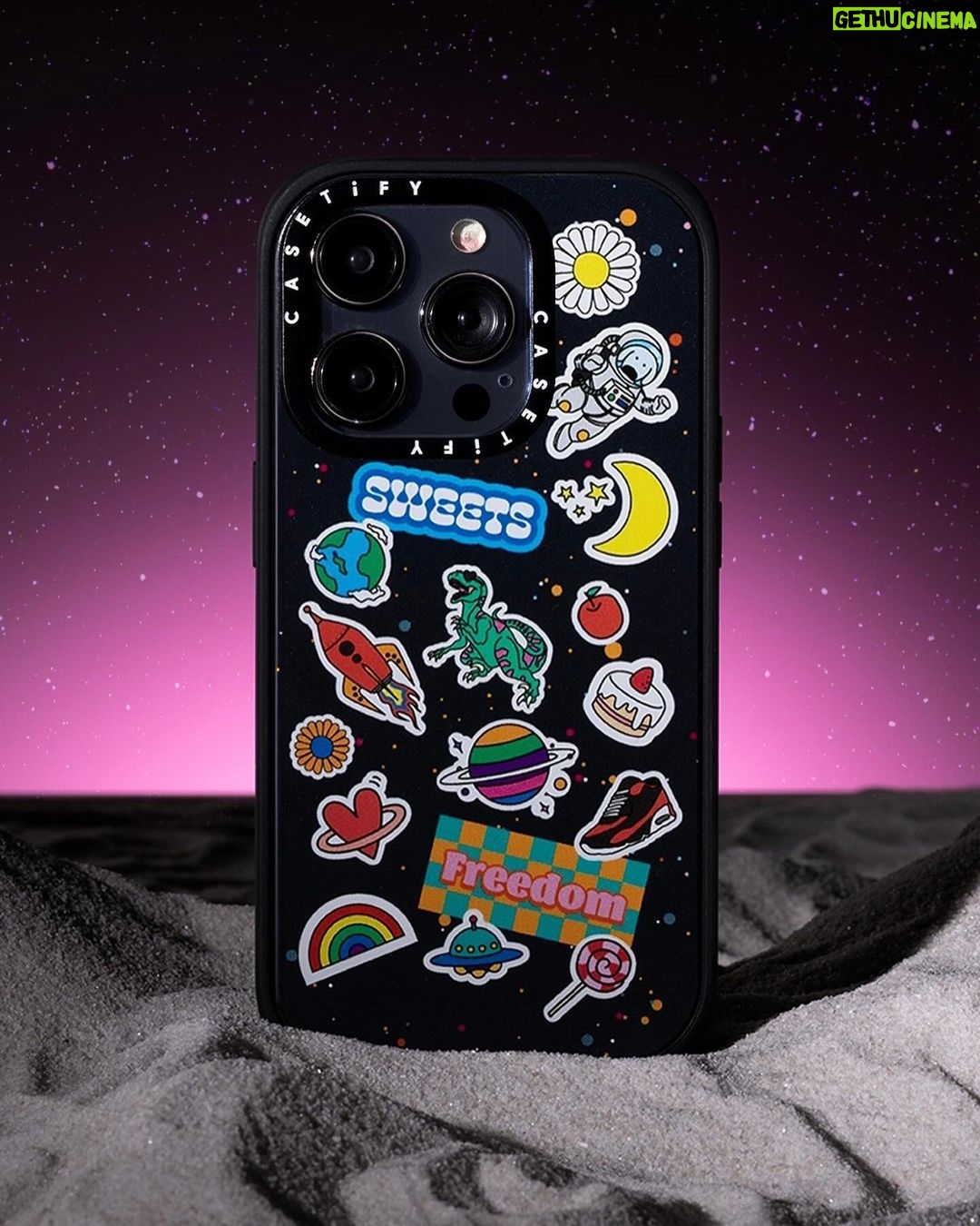 Dori Sakurada - 72K Likes - DORI SAKURADA × CASETiFY
この度ケースティファイさんとコラボレーションさせていただくことになりました!
宇宙をスマホケースと同じく個々の自由な領域と捉え、その無限の可能性からインスピレーションを得て、今回のコレクションを制作いたしました✨
宇宙には様々な解釈があり、地球に住む自分たちが空を見上げれば宇宙の存在を感じる瞬間があります。
星や惑星、そしてロケットが月へ向かう姿など、それぞれの宇宙への解釈があると思うのですが、一人一人の人生、その人の目線の先に一つずつ宇宙は広がっていると思っていて、本来そこはとても自由で幸せに溢れる空間であると信じています✨
そんな想いを込めて今回のコレクションを完成することができました!
そしてケースティファイさんは海外の方にもアイテムを届けることができるので、世界中の皆さんに今回のコラボレーションを楽しんでいただけることを願っています!
「DORI SAKURADA× CASETiFY」
🚀Infinite Universe Sticker
自由な宇宙をテーマに、宇宙らしいロケットや月だけでなく、スニーカーや花、ケーキなど様々なモチーフが賑やかに浮かべました。
他人の意見に左右されず、好きなことを自分らしく楽しむという思いを込めました!
🌘I Love You to the Moon & Back
” I Love You to the Moon & Back ”と、宇宙飛行士に扮した「どおりいぬ」をミックスしました🐶
言葉の持つ意味をわかりやすく伝えたいという意図からワンポイントデザインです。
🖤Heart Universe
「Love」「愛」を大事にしてほしい、というシンプルなメッセージを黒いハート型の惑星に込めて表現してみました。
中央を大胆にくり抜いたデザインはケースタイプによって印象が異なります。
ぜひ、手にとってくださる皆さんの思うままに楽しんで頂きたいです!
🪐Chocolate Universe
惑星をカラフルなチョコレートに⾒⽴てました。
バレンタインのシーズンにもケースを付け替えて楽しんでもらえるように考えたデザインです🍫
僕もスマホケースを普段から付け替えたり楽しんでいて、こういうものがあれば良いなと思えるものを作ることができたので、是非沢山の方に楽しんでいただけると嬉しいです😊
@casetify_jp @casetify
#DORISAKURADAxCASETiFY
#PR