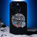 Dori Sakurada Instagram - DORI SAKURADA × CASETiFY この度ケースティファイさんとコラボレーションさせていただくことになりました！ 宇宙をスマホケースと同じく個々の自由な領域と捉え、その無限の可能性からインスピレーションを得て、今回のコレクションを制作いたしました✨ 宇宙には様々な解釈があり、地球に住む自分たちが空を見上げれば宇宙の存在を感じる瞬間があります。 星や惑星、そしてロケットが月へ向かう姿など、それぞれの宇宙への解釈があると思うのですが、一人一人の人生、その人の目線の先に一つずつ宇宙は広がっていると思っていて、本来そこはとても自由で幸せに溢れる空間であると信じています✨ そんな想いを込めて今回のコレクションを完成することができました！ そしてケースティファイさんは海外の方にもアイテムを届けることができるので、世界中の皆さんに今回のコラボレーションを楽しんでいただけることを願っています！ 「DORI SAKURADA× CASETiFY」 🚀Infinite Universe Sticker 自由な宇宙をテーマに、宇宙らしいロケットや月だけでなく、スニーカーや花、ケーキなど様々なモチーフが賑やかに浮かべました。 他人の意見に左右されず、好きなことを自分らしく楽しむという思いを込めました！ 🌘I Love You to the Moon & Back ” I Love You to the Moon & Back ”と、宇宙飛行士に扮した「どおりいぬ」をミックスしました🐶 言葉の持つ意味をわかりやすく伝えたいという意図からワンポイントデザインです。 🖤Heart Universe 「Love」「愛」を大事にしてほしい、というシンプルなメッセージを黒いハート型の惑星に込めて表現してみました。 中央を大胆にくり抜いたデザインはケースタイプによって印象が異なります。 ぜひ、手にとってくださる皆さんの思うままに楽しんで頂きたいです！ 🪐Chocolate Universe 惑星をカラフルなチョコレートに⾒⽴てました。 バレンタインのシーズンにもケースを付け替えて楽しんでもらえるように考えたデザインです🍫 僕もスマホケースを普段から付け替えたり楽しんでいて、こういうものがあれば良いなと思えるものを作ることができたので、是非沢山の方に楽しんでいただけると嬉しいです😊 @casetify_jp @casetify #DORISAKURADAxCASETiFY #PR