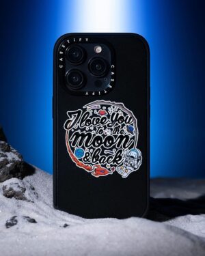 Dori Sakurada Instagram - DORI SAKURADA × CASETiFY

この度ケースティファイさんとコラボレーションさせていただくことになりました！

宇宙をスマホケースと同じく個々の自由な領域と捉え、その無限の可能性からインスピレーションを得て、今回のコレクションを制作いたしました✨

宇宙には様々な解釈があり、地球に住む自分たちが空を見上げれば宇宙の存在を感じる瞬間があります。
星や惑星、そしてロケットが月へ向かう姿など、それぞれの宇宙への解釈があると思うのですが、一人一人の人生、その人の目線の先に一つずつ宇宙は広がっていると思っていて、本来そこはとても自由で幸せに溢れる空間であると信じています✨
そんな想いを込めて今回のコレクションを完成することができました！

そしてケースティファイさんは海外の方にもアイテムを届けることができるので、世界中の皆さんに今回のコラボレーションを楽しんでいただけることを願っています！

「DORI SAKURADA× CASETiFY」

🚀Infinite Universe Sticker
自由な宇宙をテーマに、宇宙らしいロケットや月だけでなく、スニーカーや花、ケーキなど様々なモチーフが賑やかに浮かべました。
他人の意見に左右されず、好きなことを自分らしく楽しむという思いを込めました！

🌘I Love You to the Moon & Back
” I Love You to the Moon & Back ”と、宇宙飛行士に扮した「どおりいぬ」をミックスしました🐶
言葉の持つ意味をわかりやすく伝えたいという意図からワンポイントデザインです。

🖤Heart Universe
「Love」「愛」を大事にしてほしい、というシンプルなメッセージを黒いハート型の惑星に込めて表現してみました。
中央を大胆にくり抜いたデザインはケースタイプによって印象が異なります。
ぜひ、手にとってくださる皆さんの思うままに楽しんで頂きたいです！

🪐Chocolate Universe
惑星をカラフルなチョコレートに⾒⽴てました。
バレンタインのシーズンにもケースを付け替えて楽しんでもらえるように考えたデザインです🍫

僕もスマホケースを普段から付け替えたり楽しんでいて、こういうものがあれば良いなと思えるものを作ることができたので、是非沢山の方に楽しんでいただけると嬉しいです😊

@casetify_jp @casetify
#DORISAKURADAxCASETiFY 
#PR