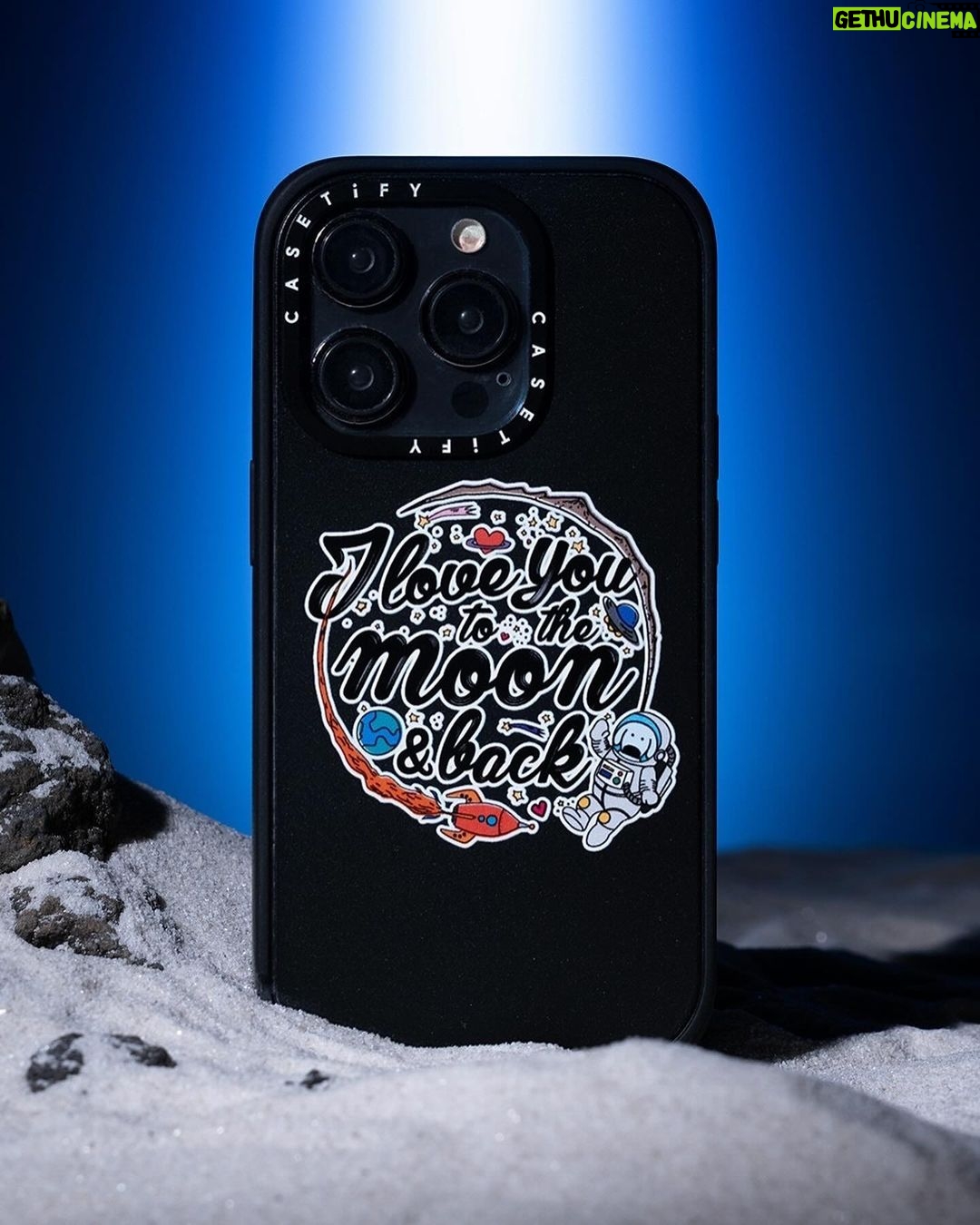 Dori Sakurada - 72K Likes - DORI SAKURADA × CASETiFY
この度ケースティファイさんとコラボレーションさせていただくことになりました!
宇宙をスマホケースと同じく個々の自由な領域と捉え、その無限の可能性からインスピレーションを得て、今回のコレクションを制作いたしました✨
宇宙には様々な解釈があり、地球に住む自分たちが空を見上げれば宇宙の存在を感じる瞬間があります。
星や惑星、そしてロケットが月へ向かう姿など、それぞれの宇宙への解釈があると思うのですが、一人一人の人生、その人の目線の先に一つずつ宇宙は広がっていると思っていて、本来そこはとても自由で幸せに溢れる空間であると信じています✨
そんな想いを込めて今回のコレクションを完成することができました!
そしてケースティファイさんは海外の方にもアイテムを届けることができるので、世界中の皆さんに今回のコラボレーションを楽しんでいただけることを願っています!
「DORI SAKURADA× CASETiFY」
🚀Infinite Universe Sticker
自由な宇宙をテーマに、宇宙らしいロケットや月だけでなく、スニーカーや花、ケーキなど様々なモチーフが賑やかに浮かべました。
他人の意見に左右されず、好きなことを自分らしく楽しむという思いを込めました!
🌘I Love You to the Moon & Back
” I Love You to the Moon & Back ”と、宇宙飛行士に扮した「どおりいぬ」をミックスしました🐶
言葉の持つ意味をわかりやすく伝えたいという意図からワンポイントデザインです。
🖤Heart Universe
「Love」「愛」を大事にしてほしい、というシンプルなメッセージを黒いハート型の惑星に込めて表現してみました。
中央を大胆にくり抜いたデザインはケースタイプによって印象が異なります。
ぜひ、手にとってくださる皆さんの思うままに楽しんで頂きたいです!
🪐Chocolate Universe
惑星をカラフルなチョコレートに⾒⽴てました。
バレンタインのシーズンにもケースを付け替えて楽しんでもらえるように考えたデザインです🍫
僕もスマホケースを普段から付け替えたり楽しんでいて、こういうものがあれば良いなと思えるものを作ることができたので、是非沢山の方に楽しんでいただけると嬉しいです😊
@casetify_jp @casetify
#DORISAKURADAxCASETiFY
#PR