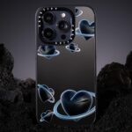 Dori Sakurada Instagram - DORI SAKURADA × CASETiFY この度ケースティファイさんとコラボレーションさせていただくことになりました！ 宇宙をスマホケースと同じく個々の自由な領域と捉え、その無限の可能性からインスピレーションを得て、今回のコレクションを制作いたしました✨ 宇宙には様々な解釈があり、地球に住む自分たちが空を見上げれば宇宙の存在を感じる瞬間があります。 星や惑星、そしてロケットが月へ向かう姿など、それぞれの宇宙への解釈があると思うのですが、一人一人の人生、その人の目線の先に一つずつ宇宙は広がっていると思っていて、本来そこはとても自由で幸せに溢れる空間であると信じています✨ そんな想いを込めて今回のコレクションを完成することができました！ そしてケースティファイさんは海外の方にもアイテムを届けることができるので、世界中の皆さんに今回のコラボレーションを楽しんでいただけることを願っています！ 「DORI SAKURADA× CASETiFY」 🚀Infinite Universe Sticker 自由な宇宙をテーマに、宇宙らしいロケットや月だけでなく、スニーカーや花、ケーキなど様々なモチーフが賑やかに浮かべました。 他人の意見に左右されず、好きなことを自分らしく楽しむという思いを込めました！ 🌘I Love You to the Moon & Back ” I Love You to the Moon & Back ”と、宇宙飛行士に扮した「どおりいぬ」をミックスしました🐶 言葉の持つ意味をわかりやすく伝えたいという意図からワンポイントデザインです。 🖤Heart Universe 「Love」「愛」を大事にしてほしい、というシンプルなメッセージを黒いハート型の惑星に込めて表現してみました。 中央を大胆にくり抜いたデザインはケースタイプによって印象が異なります。 ぜひ、手にとってくださる皆さんの思うままに楽しんで頂きたいです！ 🪐Chocolate Universe 惑星をカラフルなチョコレートに⾒⽴てました。 バレンタインのシーズンにもケースを付け替えて楽しんでもらえるように考えたデザインです🍫 僕もスマホケースを普段から付け替えたり楽しんでいて、こういうものがあれば良いなと思えるものを作ることができたので、是非沢山の方に楽しんでいただけると嬉しいです😊 @casetify_jp @casetify #DORISAKURADAxCASETiFY #PR