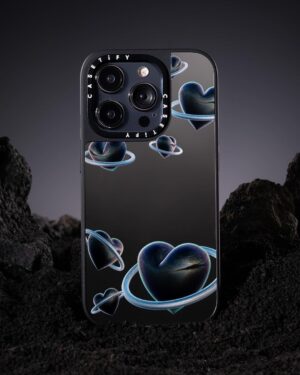 Dori Sakurada Instagram - DORI SAKURADA × CASETiFY

この度ケースティファイさんとコラボレーションさせていただくことになりました！

宇宙をスマホケースと同じく個々の自由な領域と捉え、その無限の可能性からインスピレーションを得て、今回のコレクションを制作いたしました✨

宇宙には様々な解釈があり、地球に住む自分たちが空を見上げれば宇宙の存在を感じる瞬間があります。
星や惑星、そしてロケットが月へ向かう姿など、それぞれの宇宙への解釈があると思うのですが、一人一人の人生、その人の目線の先に一つずつ宇宙は広がっていると思っていて、本来そこはとても自由で幸せに溢れる空間であると信じています✨
そんな想いを込めて今回のコレクションを完成することができました！

そしてケースティファイさんは海外の方にもアイテムを届けることができるので、世界中の皆さんに今回のコラボレーションを楽しんでいただけることを願っています！

「DORI SAKURADA× CASETiFY」

🚀Infinite Universe Sticker
自由な宇宙をテーマに、宇宙らしいロケットや月だけでなく、スニーカーや花、ケーキなど様々なモチーフが賑やかに浮かべました。
他人の意見に左右されず、好きなことを自分らしく楽しむという思いを込めました！

🌘I Love You to the Moon & Back
” I Love You to the Moon & Back ”と、宇宙飛行士に扮した「どおりいぬ」をミックスしました🐶
言葉の持つ意味をわかりやすく伝えたいという意図からワンポイントデザインです。

🖤Heart Universe
「Love」「愛」を大事にしてほしい、というシンプルなメッセージを黒いハート型の惑星に込めて表現してみました。
中央を大胆にくり抜いたデザインはケースタイプによって印象が異なります。
ぜひ、手にとってくださる皆さんの思うままに楽しんで頂きたいです！

🪐Chocolate Universe
惑星をカラフルなチョコレートに⾒⽴てました。
バレンタインのシーズンにもケースを付け替えて楽しんでもらえるように考えたデザインです🍫

僕もスマホケースを普段から付け替えたり楽しんでいて、こういうものがあれば良いなと思えるものを作ることができたので、是非沢山の方に楽しんでいただけると嬉しいです😊

@casetify_jp @casetify
#DORISAKURADAxCASETiFY 
#PR