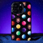 Dori Sakurada Instagram - DORI SAKURADA × CASETiFY この度ケースティファイさんとコラボレーションさせていただくことになりました！ 宇宙をスマホケースと同じく個々の自由な領域と捉え、その無限の可能性からインスピレーションを得て、今回のコレクションを制作いたしました✨ 宇宙には様々な解釈があり、地球に住む自分たちが空を見上げれば宇宙の存在を感じる瞬間があります。 星や惑星、そしてロケットが月へ向かう姿など、それぞれの宇宙への解釈があると思うのですが、一人一人の人生、その人の目線の先に一つずつ宇宙は広がっていると思っていて、本来そこはとても自由で幸せに溢れる空間であると信じています✨ そんな想いを込めて今回のコレクションを完成することができました！ そしてケースティファイさんは海外の方にもアイテムを届けることができるので、世界中の皆さんに今回のコラボレーションを楽しんでいただけることを願っています！ 「DORI SAKURADA× CASETiFY」 🚀Infinite Universe Sticker 自由な宇宙をテーマに、宇宙らしいロケットや月だけでなく、スニーカーや花、ケーキなど様々なモチーフが賑やかに浮かべました。 他人の意見に左右されず、好きなことを自分らしく楽しむという思いを込めました！ 🌘I Love You to the Moon & Back ” I Love You to the Moon & Back ”と、宇宙飛行士に扮した「どおりいぬ」をミックスしました🐶 言葉の持つ意味をわかりやすく伝えたいという意図からワンポイントデザインです。 🖤Heart Universe 「Love」「愛」を大事にしてほしい、というシンプルなメッセージを黒いハート型の惑星に込めて表現してみました。 中央を大胆にくり抜いたデザインはケースタイプによって印象が異なります。 ぜひ、手にとってくださる皆さんの思うままに楽しんで頂きたいです！ 🪐Chocolate Universe 惑星をカラフルなチョコレートに⾒⽴てました。 バレンタインのシーズンにもケースを付け替えて楽しんでもらえるように考えたデザインです🍫 僕もスマホケースを普段から付け替えたり楽しんでいて、こういうものがあれば良いなと思えるものを作ることができたので、是非沢山の方に楽しんでいただけると嬉しいです😊 @casetify_jp @casetify #DORISAKURADAxCASETiFY #PR