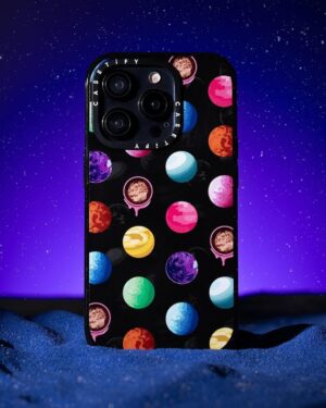 Dori Sakurada Instagram - DORI SAKURADA × CASETiFY

この度ケースティファイさんとコラボレーションさせていただくことになりました！

宇宙をスマホケースと同じく個々の自由な領域と捉え、その無限の可能性からインスピレーションを得て、今回のコレクションを制作いたしました✨

宇宙には様々な解釈があり、地球に住む自分たちが空を見上げれば宇宙の存在を感じる瞬間があります。
星や惑星、そしてロケットが月へ向かう姿など、それぞれの宇宙への解釈があると思うのですが、一人一人の人生、その人の目線の先に一つずつ宇宙は広がっていると思っていて、本来そこはとても自由で幸せに溢れる空間であると信じています✨
そんな想いを込めて今回のコレクションを完成することができました！

そしてケースティファイさんは海外の方にもアイテムを届けることができるので、世界中の皆さんに今回のコラボレーションを楽しんでいただけることを願っています！

「DORI SAKURADA× CASETiFY」

🚀Infinite Universe Sticker
自由な宇宙をテーマに、宇宙らしいロケットや月だけでなく、スニーカーや花、ケーキなど様々なモチーフが賑やかに浮かべました。
他人の意見に左右されず、好きなことを自分らしく楽しむという思いを込めました！

🌘I Love You to the Moon & Back
” I Love You to the Moon & Back ”と、宇宙飛行士に扮した「どおりいぬ」をミックスしました🐶
言葉の持つ意味をわかりやすく伝えたいという意図からワンポイントデザインです。

🖤Heart Universe
「Love」「愛」を大事にしてほしい、というシンプルなメッセージを黒いハート型の惑星に込めて表現してみました。
中央を大胆にくり抜いたデザインはケースタイプによって印象が異なります。
ぜひ、手にとってくださる皆さんの思うままに楽しんで頂きたいです！

🪐Chocolate Universe
惑星をカラフルなチョコレートに⾒⽴てました。
バレンタインのシーズンにもケースを付け替えて楽しんでもらえるように考えたデザインです🍫

僕もスマホケースを普段から付け替えたり楽しんでいて、こういうものがあれば良いなと思えるものを作ることができたので、是非沢山の方に楽しんでいただけると嬉しいです😊

@casetify_jp @casetify
#DORISAKURADAxCASETiFY 
#PR