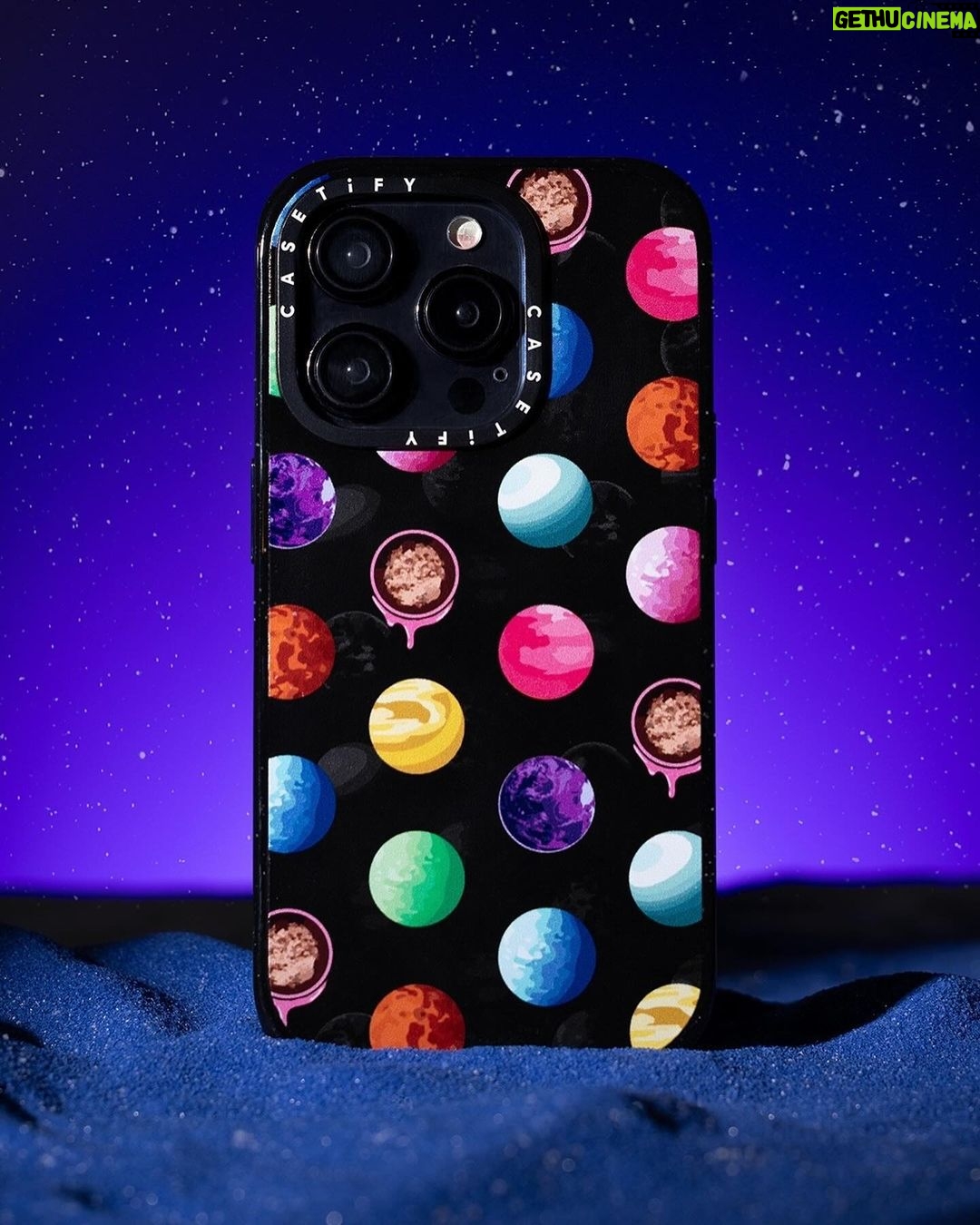 Dori Sakurada - 72K Likes - DORI SAKURADA × CASETiFY
この度ケースティファイさんとコラボレーションさせていただくことになりました!
宇宙をスマホケースと同じく個々の自由な領域と捉え、その無限の可能性からインスピレーションを得て、今回のコレクションを制作いたしました✨
宇宙には様々な解釈があり、地球に住む自分たちが空を見上げれば宇宙の存在を感じる瞬間があります。
星や惑星、そしてロケットが月へ向かう姿など、それぞれの宇宙への解釈があると思うのですが、一人一人の人生、その人の目線の先に一つずつ宇宙は広がっていると思っていて、本来そこはとても自由で幸せに溢れる空間であると信じています✨
そんな想いを込めて今回のコレクションを完成することができました!
そしてケースティファイさんは海外の方にもアイテムを届けることができるので、世界中の皆さんに今回のコラボレーションを楽しんでいただけることを願っています!
「DORI SAKURADA× CASETiFY」
🚀Infinite Universe Sticker
自由な宇宙をテーマに、宇宙らしいロケットや月だけでなく、スニーカーや花、ケーキなど様々なモチーフが賑やかに浮かべました。
他人の意見に左右されず、好きなことを自分らしく楽しむという思いを込めました!
🌘I Love You to the Moon & Back
” I Love You to the Moon & Back ”と、宇宙飛行士に扮した「どおりいぬ」をミックスしました🐶
言葉の持つ意味をわかりやすく伝えたいという意図からワンポイントデザインです。
🖤Heart Universe
「Love」「愛」を大事にしてほしい、というシンプルなメッセージを黒いハート型の惑星に込めて表現してみました。
中央を大胆にくり抜いたデザインはケースタイプによって印象が異なります。
ぜひ、手にとってくださる皆さんの思うままに楽しんで頂きたいです!
🪐Chocolate Universe
惑星をカラフルなチョコレートに⾒⽴てました。
バレンタインのシーズンにもケースを付け替えて楽しんでもらえるように考えたデザインです🍫
僕もスマホケースを普段から付け替えたり楽しんでいて、こういうものがあれば良いなと思えるものを作ることができたので、是非沢山の方に楽しんでいただけると嬉しいです😊
@casetify_jp @casetify
#DORISAKURADAxCASETiFY
#PR