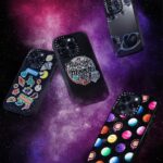 Dori Sakurada Instagram - DORI SAKURADA × CASETiFY この度ケースティファイさんとコラボレーションさせていただくことになりました！ 宇宙をスマホケースと同じく個々の自由な領域と捉え、その無限の可能性からインスピレーションを得て、今回のコレクションを制作いたしました✨ 宇宙には様々な解釈があり、地球に住む自分たちが空を見上げれば宇宙の存在を感じる瞬間があります。 星や惑星、そしてロケットが月へ向かう姿など、それぞれの宇宙への解釈があると思うのですが、一人一人の人生、その人の目線の先に一つずつ宇宙は広がっていると思っていて、本来そこはとても自由で幸せに溢れる空間であると信じています✨ そんな想いを込めて今回のコレクションを完成することができました！ そしてケースティファイさんは海外の方にもアイテムを届けることができるので、世界中の皆さんに今回のコラボレーションを楽しんでいただけることを願っています！ 「DORI SAKURADA× CASETiFY」 🚀Infinite Universe Sticker 自由な宇宙をテーマに、宇宙らしいロケットや月だけでなく、スニーカーや花、ケーキなど様々なモチーフが賑やかに浮かべました。 他人の意見に左右されず、好きなことを自分らしく楽しむという思いを込めました！ 🌘I Love You to the Moon & Back ” I Love You to the Moon & Back ”と、宇宙飛行士に扮した「どおりいぬ」をミックスしました🐶 言葉の持つ意味をわかりやすく伝えたいという意図からワンポイントデザインです。 🖤Heart Universe 「Love」「愛」を大事にしてほしい、というシンプルなメッセージを黒いハート型の惑星に込めて表現してみました。 中央を大胆にくり抜いたデザインはケースタイプによって印象が異なります。 ぜひ、手にとってくださる皆さんの思うままに楽しんで頂きたいです！ 🪐Chocolate Universe 惑星をカラフルなチョコレートに⾒⽴てました。 バレンタインのシーズンにもケースを付け替えて楽しんでもらえるように考えたデザインです🍫 僕もスマホケースを普段から付け替えたり楽しんでいて、こういうものがあれば良いなと思えるものを作ることができたので、是非沢山の方に楽しんでいただけると嬉しいです😊 @casetify_jp @casetify #DORISAKURADAxCASETiFY #PR