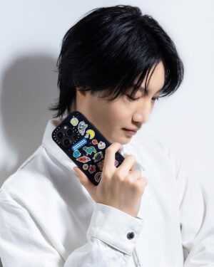 Dori Sakurada Instagram - DORI SAKURADA × CASETiFY

この度ケースティファイさんとコラボレーションさせていただくことになりました！

宇宙をスマホケースと同じく個々の自由な領域と捉え、その無限の可能性からインスピレーションを得て、今回のコレクションを制作いたしました✨

宇宙には様々な解釈があり、地球に住む自分たちが空を見上げれば宇宙の存在を感じる瞬間があります。
星や惑星、そしてロケットが月へ向かう姿など、それぞれの宇宙への解釈があると思うのですが、一人一人の人生、その人の目線の先に一つずつ宇宙は広がっていると思っていて、本来そこはとても自由で幸せに溢れる空間であると信じています✨
そんな想いを込めて今回のコレクションを完成することができました！

そしてケースティファイさんは海外の方にもアイテムを届けることができるので、世界中の皆さんに今回のコラボレーションを楽しんでいただけることを願っています！

「DORI SAKURADA× CASETiFY」

🚀Infinite Universe Sticker
自由な宇宙をテーマに、宇宙らしいロケットや月だけでなく、スニーカーや花、ケーキなど様々なモチーフが賑やかに浮かべました。
他人の意見に左右されず、好きなことを自分らしく楽しむという思いを込めました！

🌘I Love You to the Moon & Back
” I Love You to the Moon & Back ”と、宇宙飛行士に扮した「どおりいぬ」をミックスしました🐶
言葉の持つ意味をわかりやすく伝えたいという意図からワンポイントデザインです。

🖤Heart Universe
「Love」「愛」を大事にしてほしい、というシンプルなメッセージを黒いハート型の惑星に込めて表現してみました。
中央を大胆にくり抜いたデザインはケースタイプによって印象が異なります。
ぜひ、手にとってくださる皆さんの思うままに楽しんで頂きたいです！

🪐Chocolate Universe
惑星をカラフルなチョコレートに⾒⽴てました。
バレンタインのシーズンにもケースを付け替えて楽しんでもらえるように考えたデザインです🍫

僕もスマホケースを普段から付け替えたり楽しんでいて、こういうものがあれば良いなと思えるものを作ることができたので、是非沢山の方に楽しんでいただけると嬉しいです😊

@casetify_jp @casetify
#DORISAKURADAxCASETiFY 
#PR