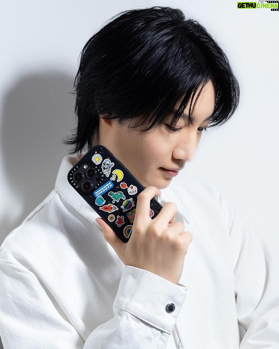 Dori Sakurada - 72K Likes - DORI SAKURADA × CASETiFY
この度ケースティファイさんとコラボレーションさせていただくことになりました!
宇宙をスマホケースと同じく個々の自由な領域と捉え、その無限の可能性からインスピレーションを得て、今回のコレクションを制作いたしました✨
宇宙には様々な解釈があり、地球に住む自分たちが空を見上げれば宇宙の存在を感じる瞬間があります。
星や惑星、そしてロケットが月へ向かう姿など、それぞれの宇宙への解釈があると思うのですが、一人一人の人生、その人の目線の先に一つずつ宇宙は広がっていると思っていて、本来そこはとても自由で幸せに溢れる空間であると信じています✨
そんな想いを込めて今回のコレクションを完成することができました!
そしてケースティファイさんは海外の方にもアイテムを届けることができるので、世界中の皆さんに今回のコラボレーションを楽しんでいただけることを願っています!
「DORI SAKURADA× CASETiFY」
🚀Infinite Universe Sticker
自由な宇宙をテーマに、宇宙らしいロケットや月だけでなく、スニーカーや花、ケーキなど様々なモチーフが賑やかに浮かべました。
他人の意見に左右されず、好きなことを自分らしく楽しむという思いを込めました!
🌘I Love You to the Moon & Back
” I Love You to the Moon & Back ”と、宇宙飛行士に扮した「どおりいぬ」をミックスしました🐶
言葉の持つ意味をわかりやすく伝えたいという意図からワンポイントデザインです。
🖤Heart Universe
「Love」「愛」を大事にしてほしい、というシンプルなメッセージを黒いハート型の惑星に込めて表現してみました。
中央を大胆にくり抜いたデザインはケースタイプによって印象が異なります。
ぜひ、手にとってくださる皆さんの思うままに楽しんで頂きたいです!
🪐Chocolate Universe
惑星をカラフルなチョコレートに⾒⽴てました。
バレンタインのシーズンにもケースを付け替えて楽しんでもらえるように考えたデザインです🍫
僕もスマホケースを普段から付け替えたり楽しんでいて、こういうものがあれば良いなと思えるものを作ることができたので、是非沢山の方に楽しんでいただけると嬉しいです😊
@casetify_jp @casetify
#DORISAKURADAxCASETiFY
#PR