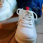 Dori Sakurada Instagram - GUCCI GUCCIの新クリエイティブ・ディレクターであるサバト・デ・サルノ氏が着任してから初めてデザインをしたスニーカー『GUCCI RE-WEB』✨ ブランドの伝統を受け継ぐグリーン、レッド、グリーン配色のウェブストライプがシュータンにデザインされており、これからまた新しい歴史を刻んでいくGUCCIを感じさせてくれるスニーカーでした😌 今年1発目に出会ったスニーカーはGUCCIにとっても、自分にとっても新しいスタートに最適のコレクションで、ワクワクする素敵な一足になりました！ @gucci #GucciAncora #PR
