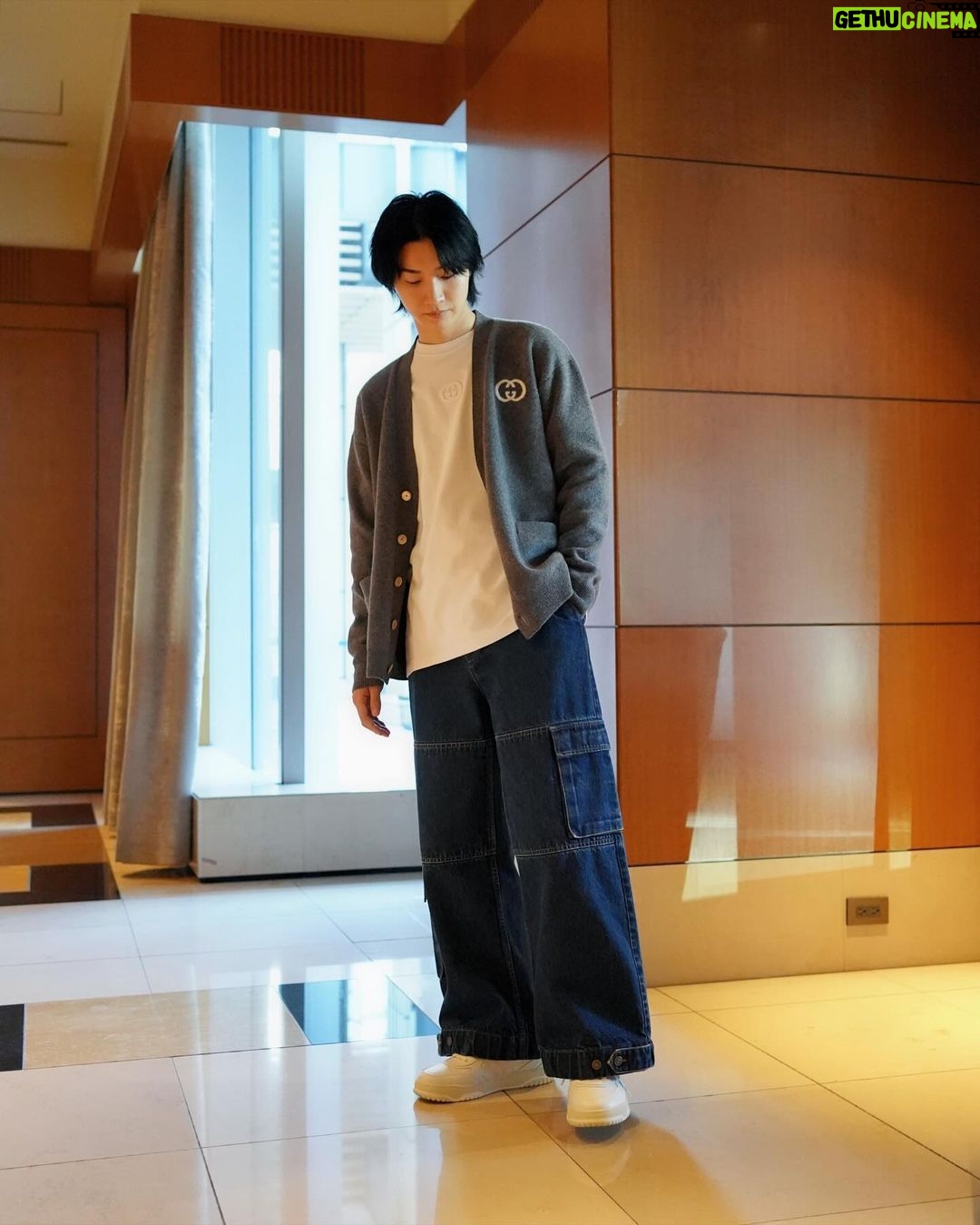 Dori Sakurada - 84.7K Likes - GUCCI
GUCCIの新クリエイティブ・ディレクターであるサバト・デ・サルノ氏が着任してから初めてデザインをしたスニーカー『GUCCI RE-WEB』✨
ブランドの伝統を受け継ぐグリーン、レッド、グリーン配色のウェブストライプがシュータンにデザインされており、これからまた新しい歴史を刻んでいくGUCCIを感じさせてくれるスニーカーでした😌
今年1発目に出会ったスニーカーはGUCCIにとっても、自分にとっても新しいスタートに最適のコレクションで、ワクワクする素敵な一足になりました!
@gucci
#GucciAncora
#PR