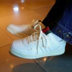 Dori Sakurada Instagram - GUCCI GUCCIの新クリエイティブ・ディレクターであるサバト・デ・サルノ氏が着任してから初めてデザインをしたスニーカー『GUCCI RE-WEB』✨ ブランドの伝統を受け継ぐグリーン、レッド、グリーン配色のウェブストライプがシュータンにデザインされており、これからまた新しい歴史を刻んでいくGUCCIを感じさせてくれるスニーカーでした😌 今年1発目に出会ったスニーカーはGUCCIにとっても、自分にとっても新しいスタートに最適のコレクションで、ワクワクする素敵な一足になりました！ @gucci #GucciAncora #PR