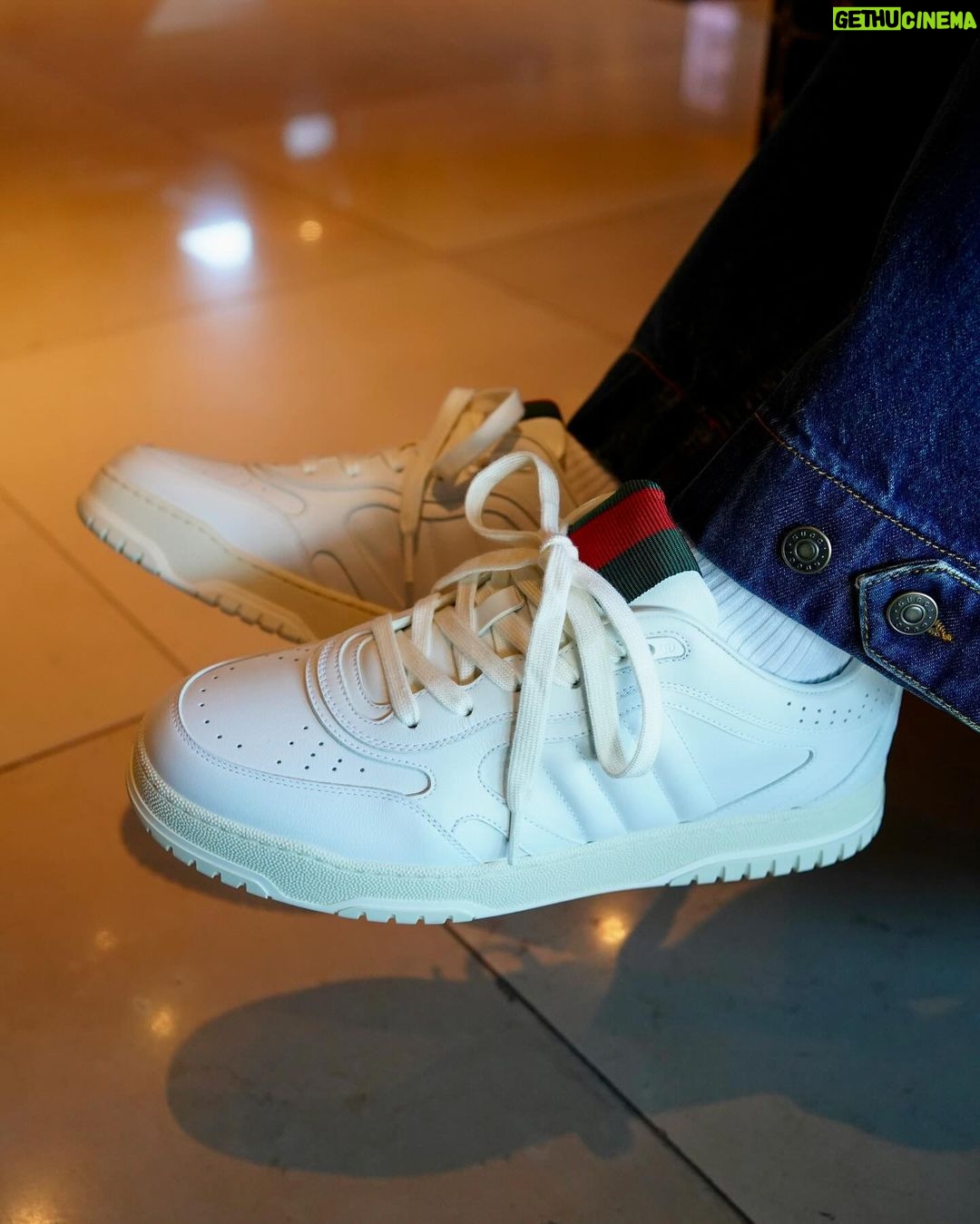 Dori Sakurada - 84.7K Likes - GUCCI
GUCCIの新クリエイティブ・ディレクターであるサバト・デ・サルノ氏が着任してから初めてデザインをしたスニーカー『GUCCI RE-WEB』✨
ブランドの伝統を受け継ぐグリーン、レッド、グリーン配色のウェブストライプがシュータンにデザインされており、これからまた新しい歴史を刻んでいくGUCCIを感じさせてくれるスニーカーでした😌
今年1発目に出会ったスニーカーはGUCCIにとっても、自分にとっても新しいスタートに最適のコレクションで、ワクワクする素敵な一足になりました!
@gucci
#GucciAncora
#PR
