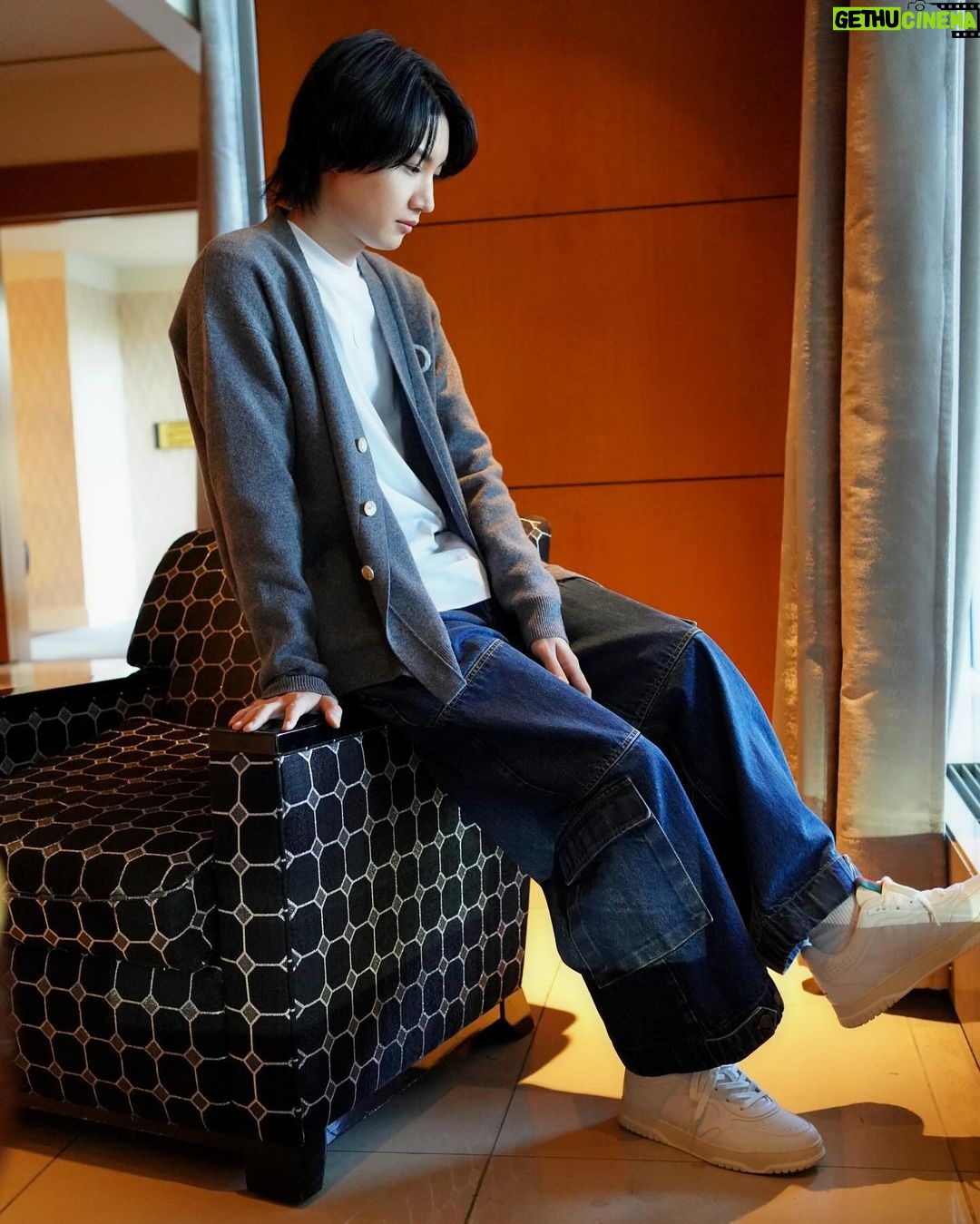 Dori Sakurada - 84.7K Likes - GUCCI
GUCCIの新クリエイティブ・ディレクターであるサバト・デ・サルノ氏が着任してから初めてデザインをしたスニーカー『GUCCI RE-WEB』✨
ブランドの伝統を受け継ぐグリーン、レッド、グリーン配色のウェブストライプがシュータンにデザインされており、これからまた新しい歴史を刻んでいくGUCCIを感じさせてくれるスニーカーでした😌
今年1発目に出会ったスニーカーはGUCCIにとっても、自分にとっても新しいスタートに最適のコレクションで、ワクワクする素敵な一足になりました!
@gucci
#GucciAncora
#PR