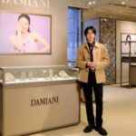 Dori Sakurada Instagram – DAMIANI

1924年にイタリアのヴァレンツァで創業し、今年で創業100周年を迎えるハイジュエリーブランド、ダミアーニのポップアップストアが銀座三越 本館1階ザ・ステージ にオープンしました！

今も珍しくひとつひとつのコレクションをイタリアのヴァレンツァで手作業により作られているダミアーニのジュエリーは、素晴らしいクオリティの宝石の輝きと共に、職人さんの愛情も合わせて、輝き魅力を放っているように感じます😌

僕は『美しい時代』という意味を持ち、しなやかな動きが美しいクロスペンダントの『ベル エポック』とイタリアでこよなく愛されている花のマーガレット(イタリア語でマルゲリータ)をモチーフにし、イタリア王国の初代王妃マルゲリータ王妃を称えたペンダント『マルゲリータ』の２つのジュエリーを普段から愛用しているのですが、今回はそのホワイトゴールドバージョンのコレクションを着用して、ポップアップを楽しませていただきました💎

見ているだけでももちろん心が晴れやかな気持ちになるダミアーニのジュエリーコレクションですが、僕にとってもまさにずっと身に着けていたい、生涯大切にしていきたいジュエリーの一つです✨

ポップアップでも沢山のコレクションが並んでおり、王道ともいえるコレクションから、様々なアイテムを見ることができます！

銀座三越 本館1階「ザ・ステージ」にて1月24日からから2月6日まで期間限定で開催しています✨
是非、遊びにいってみてくださいね✨
 
@damianiofficial #Damiani #DamianiBelleEpoque
#DamianiBelleEpoqueReel #DamianiMargherita
#Handmade #MadeInItaly
#PR