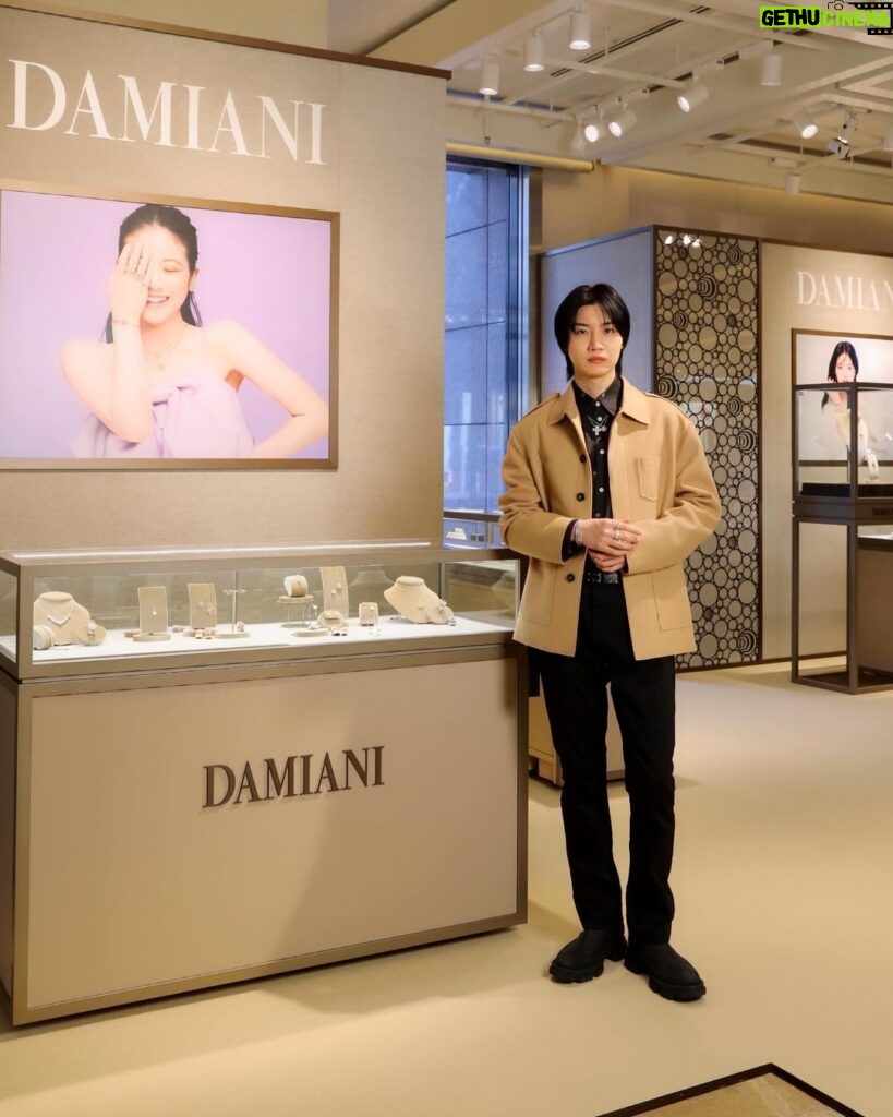 Dori Sakurada Instagram - DAMIANI 1924年にイタリアのヴァレンツァで創業し、今年で創業100周年を迎えるハイジュエリーブランド、ダミアーニのポップアップストアが銀座三越 本館1階ザ・ステージ にオープンしました！ 今も珍しくひとつひとつのコレクションをイタリアのヴァレンツァで手作業により作られているダミアーニのジュエリーは、素晴らしいクオリティの宝石の輝きと共に、職人さんの愛情も合わせて、輝き魅力を放っているように感じます😌 僕は『美しい時代』という意味を持ち、しなやかな動きが美しいクロスペンダントの『ベル エポック』とイタリアでこよなく愛されている花のマーガレット(イタリア語でマルゲリータ)をモチーフにし、イタリア王国の初代王妃マルゲリータ王妃を称えたペンダント『マルゲリータ』の２つのジュエリーを普段から愛用しているのですが、今回はそのホワイトゴールドバージョンのコレクションを着用して、ポップアップを楽しませていただきました💎 見ているだけでももちろん心が晴れやかな気持ちになるダミアーニのジュエリーコレクションですが、僕にとってもまさにずっと身に着けていたい、生涯大切にしていきたいジュエリーの一つです✨ ポップアップでも沢山のコレクションが並んでおり、王道ともいえるコレクションから、様々なアイテムを見ることができます！ 銀座三越 本館1階「ザ・ステージ」にて1月24日からから2月6日まで期間限定で開催しています✨ 是非、遊びにいってみてくださいね✨   @damianiofficial #Damiani #DamianiBelleEpoque #DamianiBelleEpoqueReel #DamianiMargherita #Handmade #MadeInItaly #PR