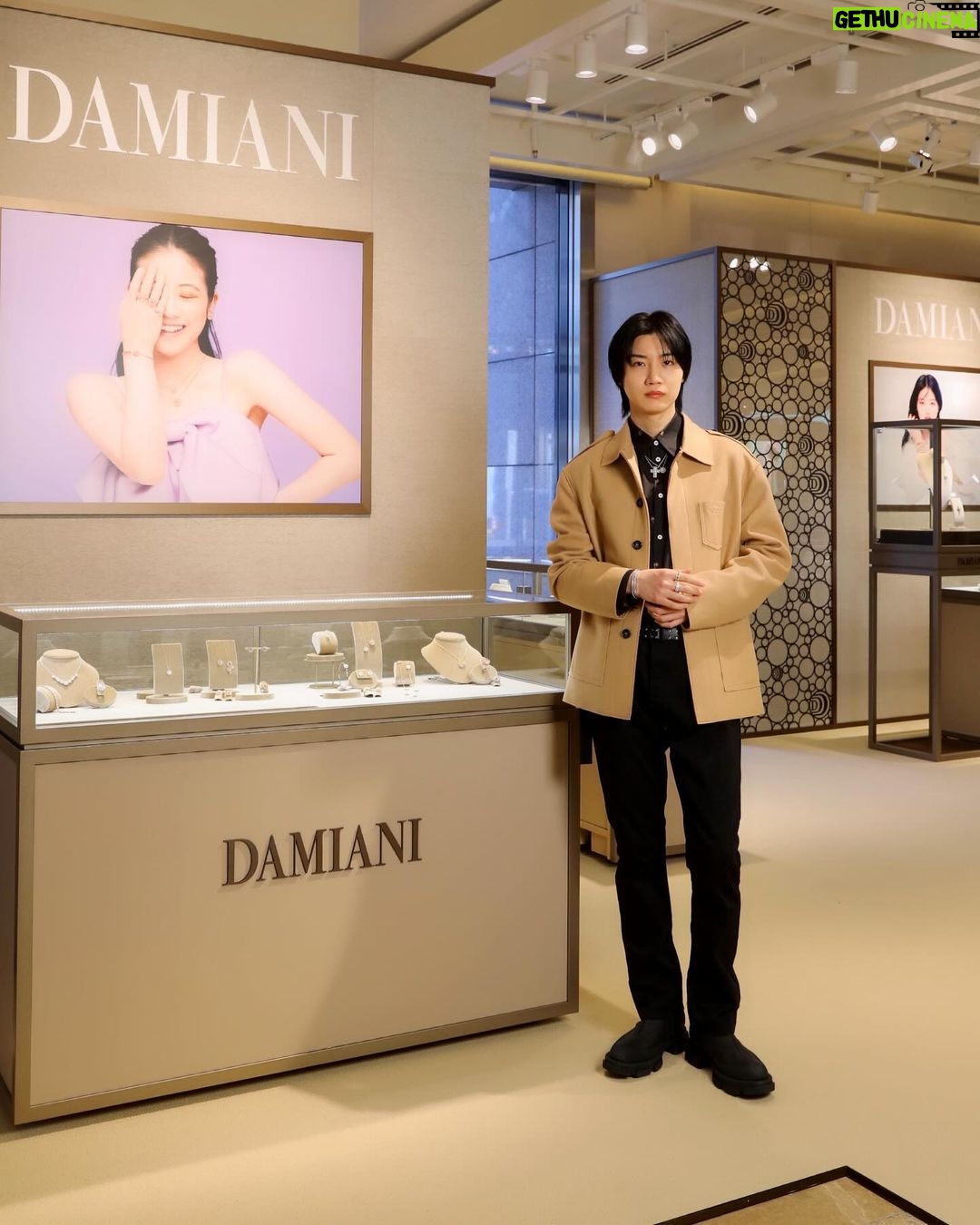 Dori Sakurada - 69.1K Likes - DAMIANI
1924年にイタリアのヴァレンツァで創業し、今年で創業100周年を迎えるハイジュエリーブランド、ダミアーニのポップアップストアが銀座三越 本館1階ザ・ステージ にオープンしました!
今も珍しくひとつひとつのコレクションをイタリアのヴァレンツァで手作業により作られているダミアーニのジュエリーは、素晴らしいクオリティの宝石の輝きと共に、職人さんの愛情も合わせて、輝き魅力を放っているように感じます😌
僕は『美しい時代』という意味を持ち、しなやかな動きが美しいクロスペンダントの『ベル エポック』とイタリアでこよなく愛されている花のマーガレット(イタリア語でマルゲリータ)をモチーフにし、イタリア王国の初代王妃マルゲリータ王妃を称えたペンダント『マルゲリータ』の2つのジュエリーを普段から愛用しているのですが、今回はそのホワイトゴールドバージョンのコレクションを着用して、ポップアップを楽しませていただきました💎
見ているだけでももちろん心が晴れやかな気持ちになるダミアーニのジュエリーコレクションですが、僕にとってもまさにずっと身に着けていたい、生涯大切にしていきたいジュエリーの一つです✨
ポップアップでも沢山のコレクションが並んでおり、王道ともいえるコレクションから、様々なアイテムを見ることができます!
銀座三越 本館1階「ザ・ステージ」にて1月24日からから2月6日まで期間限定で開催しています✨
是非、遊びにいってみてくださいね✨
@damianiofficial #Damiani #DamianiBelleEpoque
#DamianiBelleEpoqueReel #DamianiMargherita
#Handmade #MadeInItaly
#PR