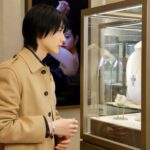 Dori Sakurada Instagram - DAMIANI 1924年にイタリアのヴァレンツァで創業し、今年で創業100周年を迎えるハイジュエリーブランド、ダミアーニのポップアップストアが銀座三越 本館1階ザ・ステージ にオープンしました！ 今も珍しくひとつひとつのコレクションをイタリアのヴァレンツァで手作業により作られているダミアーニのジュエリーは、素晴らしいクオリティの宝石の輝きと共に、職人さんの愛情も合わせて、輝き魅力を放っているように感じます😌 僕は『美しい時代』という意味を持ち、しなやかな動きが美しいクロスペンダントの『ベル エポック』とイタリアでこよなく愛されている花のマーガレット(イタリア語でマルゲリータ)をモチーフにし、イタリア王国の初代王妃マルゲリータ王妃を称えたペンダント『マルゲリータ』の２つのジュエリーを普段から愛用しているのですが、今回はそのホワイトゴールドバージョンのコレクションを着用して、ポップアップを楽しませていただきました💎 見ているだけでももちろん心が晴れやかな気持ちになるダミアーニのジュエリーコレクションですが、僕にとってもまさにずっと身に着けていたい、生涯大切にしていきたいジュエリーの一つです✨ ポップアップでも沢山のコレクションが並んでおり、王道ともいえるコレクションから、様々なアイテムを見ることができます！ 銀座三越 本館1階「ザ・ステージ」にて1月24日からから2月6日まで期間限定で開催しています✨ 是非、遊びにいってみてくださいね✨   @damianiofficial #Damiani #DamianiBelleEpoque #DamianiBelleEpoqueReel #DamianiMargherita #Handmade #MadeInItaly #PR