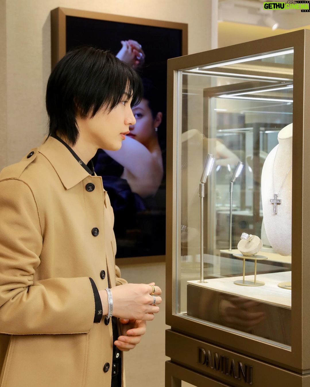 Dori Sakurada - 69.1K Likes - DAMIANI
1924年にイタリアのヴァレンツァで創業し、今年で創業100周年を迎えるハイジュエリーブランド、ダミアーニのポップアップストアが銀座三越 本館1階ザ・ステージ にオープンしました!
今も珍しくひとつひとつのコレクションをイタリアのヴァレンツァで手作業により作られているダミアーニのジュエリーは、素晴らしいクオリティの宝石の輝きと共に、職人さんの愛情も合わせて、輝き魅力を放っているように感じます😌
僕は『美しい時代』という意味を持ち、しなやかな動きが美しいクロスペンダントの『ベル エポック』とイタリアでこよなく愛されている花のマーガレット(イタリア語でマルゲリータ)をモチーフにし、イタリア王国の初代王妃マルゲリータ王妃を称えたペンダント『マルゲリータ』の2つのジュエリーを普段から愛用しているのですが、今回はそのホワイトゴールドバージョンのコレクションを着用して、ポップアップを楽しませていただきました💎
見ているだけでももちろん心が晴れやかな気持ちになるダミアーニのジュエリーコレクションですが、僕にとってもまさにずっと身に着けていたい、生涯大切にしていきたいジュエリーの一つです✨
ポップアップでも沢山のコレクションが並んでおり、王道ともいえるコレクションから、様々なアイテムを見ることができます!
銀座三越 本館1階「ザ・ステージ」にて1月24日からから2月6日まで期間限定で開催しています✨
是非、遊びにいってみてくださいね✨
@damianiofficial #Damiani #DamianiBelleEpoque
#DamianiBelleEpoqueReel #DamianiMargherita
#Handmade #MadeInItaly
#PR