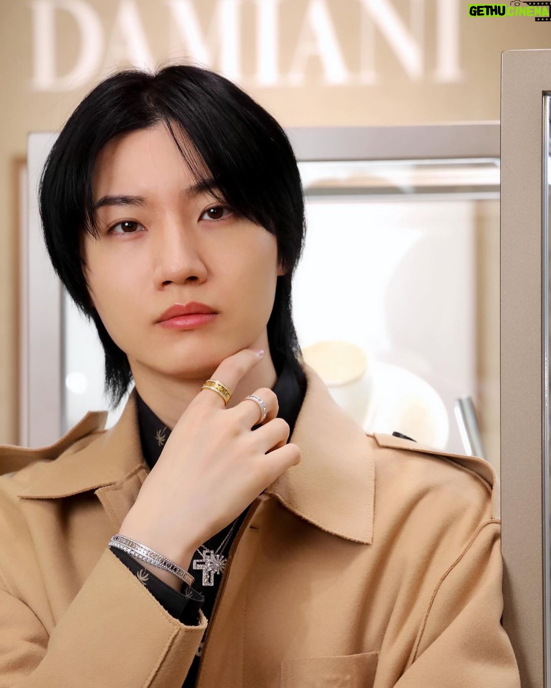 Dori Sakurada - 69.1K Likes - DAMIANI
1924年にイタリアのヴァレンツァで創業し、今年で創業100周年を迎えるハイジュエリーブランド、ダミアーニのポップアップストアが銀座三越 本館1階ザ・ステージ にオープンしました!
今も珍しくひとつひとつのコレクションをイタリアのヴァレンツァで手作業により作られているダミアーニのジュエリーは、素晴らしいクオリティの宝石の輝きと共に、職人さんの愛情も合わせて、輝き魅力を放っているように感じます😌
僕は『美しい時代』という意味を持ち、しなやかな動きが美しいクロスペンダントの『ベル エポック』とイタリアでこよなく愛されている花のマーガレット(イタリア語でマルゲリータ)をモチーフにし、イタリア王国の初代王妃マルゲリータ王妃を称えたペンダント『マルゲリータ』の2つのジュエリーを普段から愛用しているのですが、今回はそのホワイトゴールドバージョンのコレクションを着用して、ポップアップを楽しませていただきました💎
見ているだけでももちろん心が晴れやかな気持ちになるダミアーニのジュエリーコレクションですが、僕にとってもまさにずっと身に着けていたい、生涯大切にしていきたいジュエリーの一つです✨
ポップアップでも沢山のコレクションが並んでおり、王道ともいえるコレクションから、様々なアイテムを見ることができます!
銀座三越 本館1階「ザ・ステージ」にて1月24日からから2月6日まで期間限定で開催しています✨
是非、遊びにいってみてくださいね✨
@damianiofficial #Damiani #DamianiBelleEpoque
#DamianiBelleEpoqueReel #DamianiMargherita
#Handmade #MadeInItaly
#PR