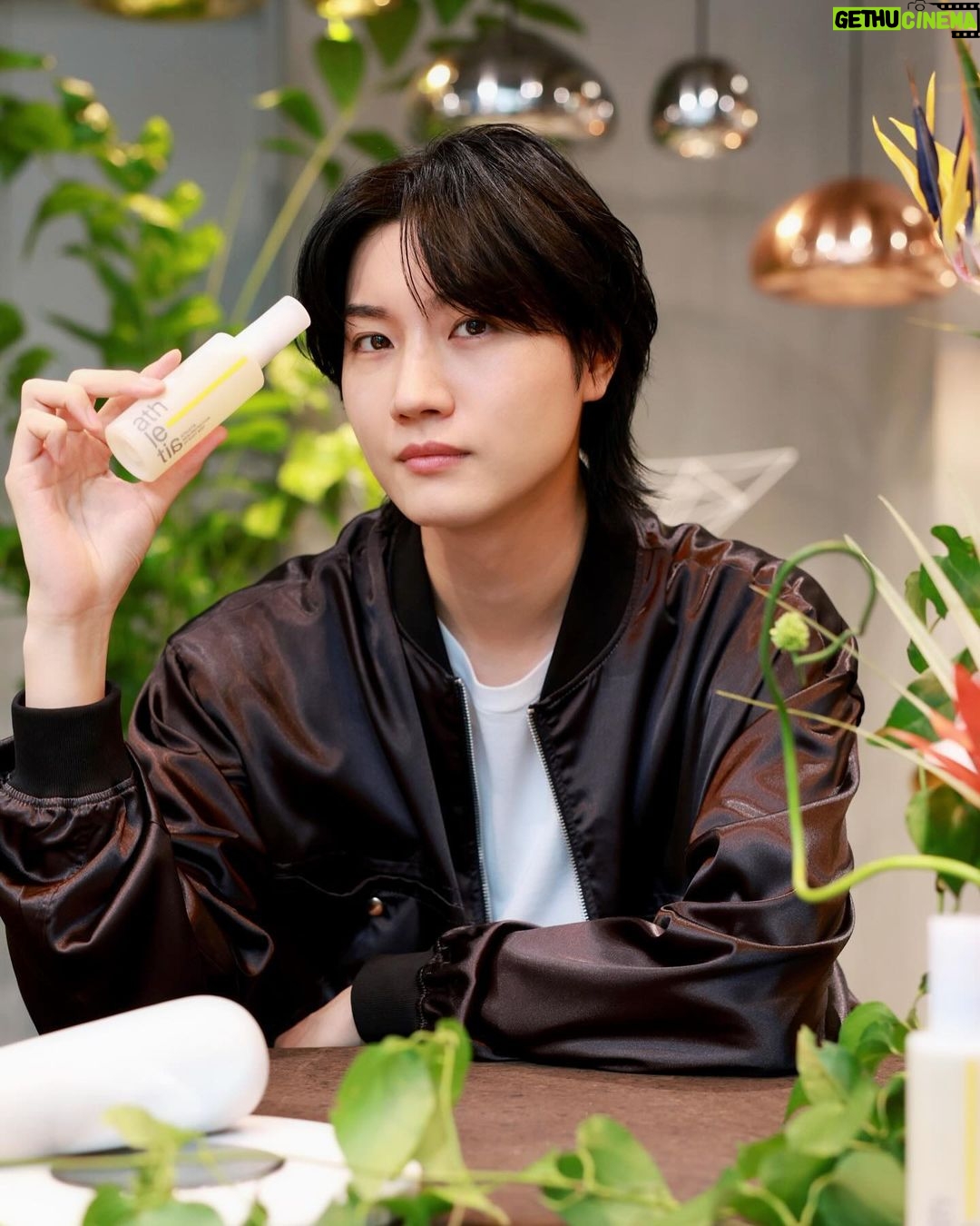 Dori Sakurada Instagram - ATHLETIA アクティブな毎日を送る方のニーズに機能で応えるアスレティアのから、これからの季節に大活躍しそうなボディにも髪にも地肌にも使えるUVボディミストが登場します✨ 日焼け止め対策は大切だと分かりながらも一手間あるので、僕も昔からあまり得意ではなかったのですが、これは「塗らなきゃ」という気持ちから「浴びたくなる」へ、ボディ用 UV カットの概念をシフトする、新感覚のボディミストのUVケアとなっています! この『ATHLETIA スキンプロテクション UVボディミスト』はシュッとひと吹きで、天然植物精油**の爽やかな香りとともにミストが瞬時にオイルジェル化し、ひんやり、しっとりと肌に密着して紫外線から守ってくれます😌 **香料の一部 それから説明を聞いて驚いたのは水に強いウォーターレジスタント処方(SPF30/PA+++/UV耐水性★★)となっており、使用してから一定時間はプールなどに入っても効果が持続するという優れものです! それなのに石けんで落とせる手軽さというのも嬉しいポイントです✨ さらに環境にも配慮した、ビーチフレンドリー処方(水環境リスク評価済)*** ***製品の使用による日常生活での洗い流しやレジャー時の環境流出を考慮し、水環境の生態系への影響が懸念されない設計 となっているので、アスレティアらしく安心して使用することができますね! 僕が実際に試してみた感想ですと、とにかく手軽で、そして肌への馴染み方やひんやり感が気持ちよく、UV対策やケアというつもりではなくても使いたくなるような気持ちになりました! これから陽射しも強くなってきますが、もちろん冬場も紫外線はケアするべきなので、是非いち早くこのスキンプロテクション UVボディミストでUV対策をしながら、今年もアクティブな日々を楽しんでいきましょう☀️ @athletiabeauty #athletia #アスレティア #PR