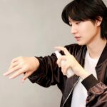 Dori Sakurada Instagram - ATHLETIA アクティブな毎日を送る方のニーズに機能で応えるアスレティアのから、これからの季節に大活躍しそうなボディにも髪にも地肌にも使えるUVボディミストが登場します✨ 日焼け止め対策は大切だと分かりながらも一手間あるので、僕も昔からあまり得意ではなかったのですが、これは「塗らなきゃ」という気持ちから「浴びたくなる」へ、ボディ用 UV カットの概念をシフトする、新感覚のボディミストのUVケアとなっています！ この『ATHLETIA スキンプロテクション UVボディミスト』はシュッとひと吹きで、天然植物精油**の爽やかな香りとともにミストが瞬時にオイルジェル化し、ひんやり、しっとりと肌に密着して紫外線から守ってくれます😌 **香料の一部 それから説明を聞いて驚いたのは水に強いウォーターレジスタント処方(SPF30/PA+++/UV耐水性★★)となっており、使用してから一定時間はプールなどに入っても効果が持続するという優れものです！ それなのに石けんで落とせる手軽さというのも嬉しいポイントです✨ さらに環境にも配慮した、ビーチフレンドリー処方(水環境リスク評価済)*** ***製品の使用による日常生活での洗い流しやレジャー時の環境流出を考慮し、水環境の生態系への影響が懸念されない設計 となっているので、アスレティアらしく安心して使用することができますね！ 僕が実際に試してみた感想ですと、とにかく手軽で、そして肌への馴染み方やひんやり感が気持ちよく、UV対策やケアというつもりではなくても使いたくなるような気持ちになりました！ これから陽射しも強くなってきますが、もちろん冬場も紫外線はケアするべきなので、是非いち早くこのスキンプロテクション UVボディミストでUV対策をしながら、今年もアクティブな日々を楽しんでいきましょう☀️ @athletiabeauty #athletia #アスレティア #PR