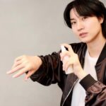 Dori Sakurada Instagram - ATHLETIA アクティブな毎日を送る方のニーズに機能で応えるアスレティアのから、これからの季節に大活躍しそうなボディにも髪にも地肌にも使えるUVボディミストが登場します✨ 日焼け止め対策は大切だと分かりながらも一手間あるので、僕も昔からあまり得意ではなかったのですが、これは「塗らなきゃ」という気持ちから「浴びたくなる」へ、ボディ用 UV カットの概念をシフトする、新感覚のボディミストのUVケアとなっています！ この『ATHLETIA スキンプロテクション UVボディミスト』はシュッとひと吹きで、天然植物精油**の爽やかな香りとともにミストが瞬時にオイルジェル化し、ひんやり、しっとりと肌に密着して紫外線から守ってくれます😌 **香料の一部 それから説明を聞いて驚いたのは水に強いウォーターレジスタント処方(SPF30/PA+++/UV耐水性★★)となっており、使用してから一定時間はプールなどに入っても効果が持続するという優れものです！ それなのに石けんで落とせる手軽さというのも嬉しいポイントです✨ さらに環境にも配慮した、ビーチフレンドリー処方(水環境リスク評価済)*** ***製品の使用による日常生活での洗い流しやレジャー時の環境流出を考慮し、水環境の生態系への影響が懸念されない設計 となっているので、アスレティアらしく安心して使用することができますね！ 僕が実際に試してみた感想ですと、とにかく手軽で、そして肌への馴染み方やひんやり感が気持ちよく、UV対策やケアというつもりではなくても使いたくなるような気持ちになりました！ これから陽射しも強くなってきますが、もちろん冬場も紫外線はケアするべきなので、是非いち早くこのスキンプロテクション UVボディミストでUV対策をしながら、今年もアクティブな日々を楽しんでいきましょう☀️ @athletiabeauty #athletia #アスレティア #PR