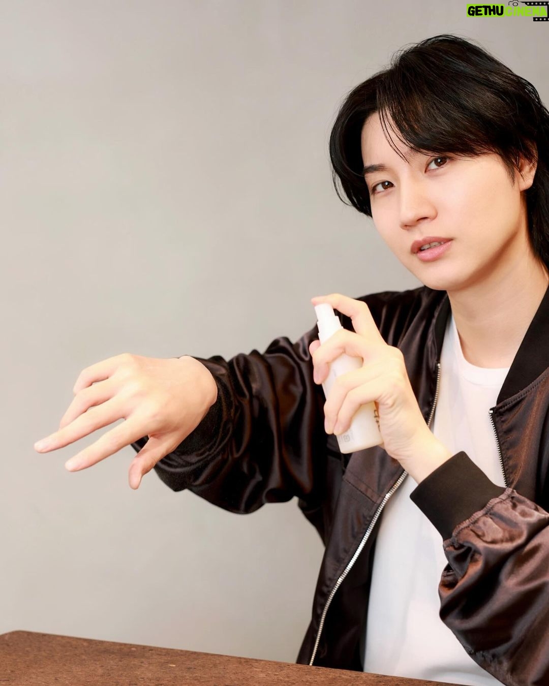 Dori Sakurada Instagram - ATHLETIA アクティブな毎日を送る方のニーズに機能で応えるアスレティアのから、これからの季節に大活躍しそうなボディにも髪にも地肌にも使えるUVボディミストが登場します✨ 日焼け止め対策は大切だと分かりながらも一手間あるので、僕も昔からあまり得意ではなかったのですが、これは「塗らなきゃ」という気持ちから「浴びたくなる」へ、ボディ用 UV カットの概念をシフトする、新感覚のボディミストのUVケアとなっています! この『ATHLETIA スキンプロテクション UVボディミスト』はシュッとひと吹きで、天然植物精油**の爽やかな香りとともにミストが瞬時にオイルジェル化し、ひんやり、しっとりと肌に密着して紫外線から守ってくれます😌 **香料の一部 それから説明を聞いて驚いたのは水に強いウォーターレジスタント処方(SPF30/PA+++/UV耐水性★★)となっており、使用してから一定時間はプールなどに入っても効果が持続するという優れものです! それなのに石けんで落とせる手軽さというのも嬉しいポイントです✨ さらに環境にも配慮した、ビーチフレンドリー処方(水環境リスク評価済)*** ***製品の使用による日常生活での洗い流しやレジャー時の環境流出を考慮し、水環境の生態系への影響が懸念されない設計 となっているので、アスレティアらしく安心して使用することができますね! 僕が実際に試してみた感想ですと、とにかく手軽で、そして肌への馴染み方やひんやり感が気持ちよく、UV対策やケアというつもりではなくても使いたくなるような気持ちになりました! これから陽射しも強くなってきますが、もちろん冬場も紫外線はケアするべきなので、是非いち早くこのスキンプロテクション UVボディミストでUV対策をしながら、今年もアクティブな日々を楽しんでいきましょう☀️ @athletiabeauty #athletia #アスレティア #PR