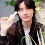 Dori Sakurada Instagram - ATHLETIA アクティブな毎日を送る方のニーズに機能で応えるアスレティアのから、これからの季節に大活躍しそうなボディにも髪にも地肌にも使えるUVボディミストが登場します✨ 日焼け止め対策は大切だと分かりながらも一手間あるので、僕も昔からあまり得意ではなかったのですが、これは「塗らなきゃ」という気持ちから「浴びたくなる」へ、ボディ用 UV カットの概念をシフトする、新感覚のボディミストのUVケアとなっています！ この『ATHLETIA スキンプロテクション UVボディミスト』はシュッとひと吹きで、天然植物精油**の爽やかな香りとともにミストが瞬時にオイルジェル化し、ひんやり、しっとりと肌に密着して紫外線から守ってくれます😌 **香料の一部 それから説明を聞いて驚いたのは水に強いウォーターレジスタント処方(SPF30/PA+++/UV耐水性★★)となっており、使用してから一定時間はプールなどに入っても効果が持続するという優れものです！ それなのに石けんで落とせる手軽さというのも嬉しいポイントです✨ さらに環境にも配慮した、ビーチフレンドリー処方(水環境リスク評価済)*** ***製品の使用による日常生活での洗い流しやレジャー時の環境流出を考慮し、水環境の生態系への影響が懸念されない設計 となっているので、アスレティアらしく安心して使用することができますね！ 僕が実際に試してみた感想ですと、とにかく手軽で、そして肌への馴染み方やひんやり感が気持ちよく、UV対策やケアというつもりではなくても使いたくなるような気持ちになりました！ これから陽射しも強くなってきますが、もちろん冬場も紫外線はケアするべきなので、是非いち早くこのスキンプロテクション UVボディミストでUV対策をしながら、今年もアクティブな日々を楽しんでいきましょう☀️ @athletiabeauty #athletia #アスレティア #PR
