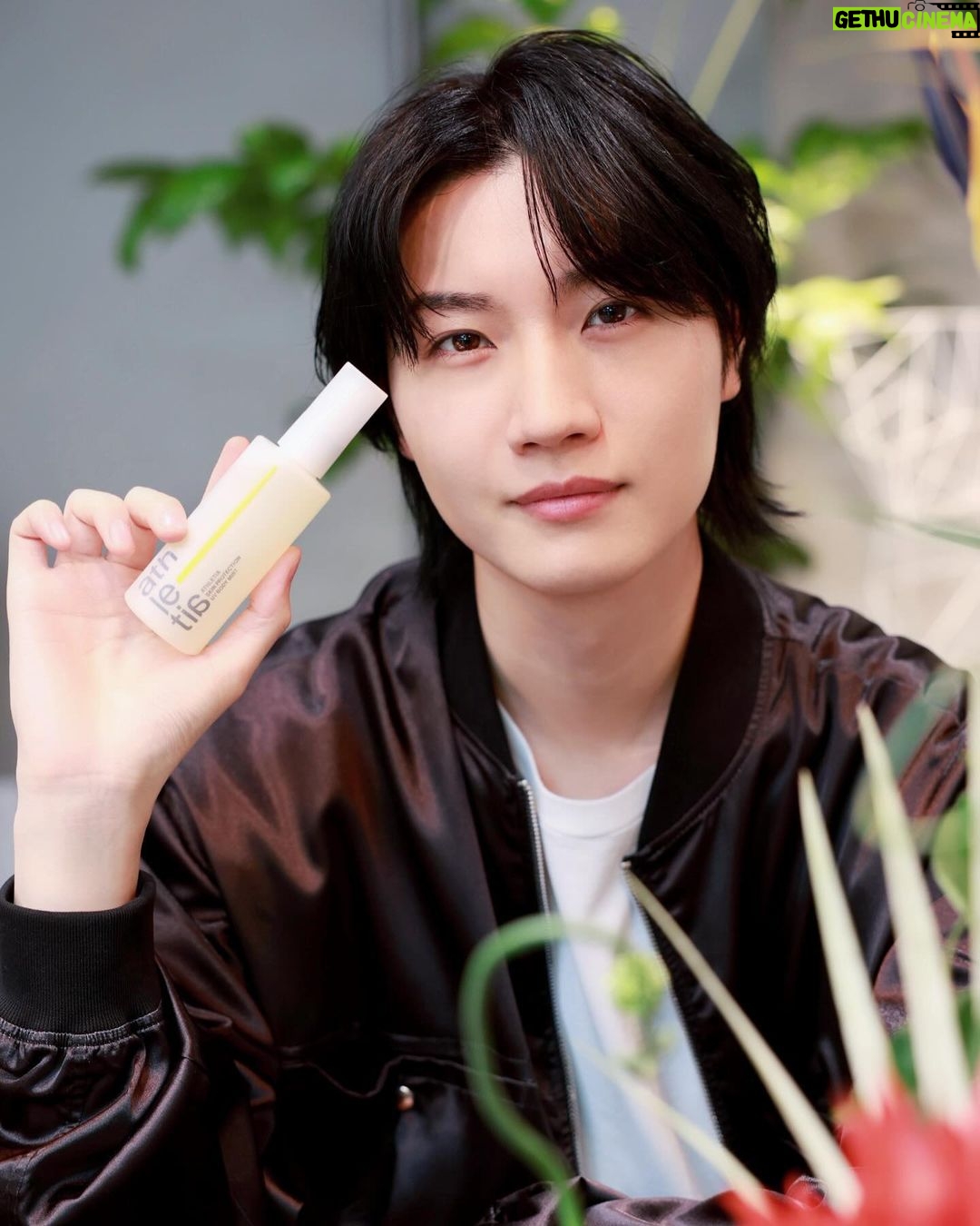 Dori Sakurada Instagram - ATHLETIA アクティブな毎日を送る方のニーズに機能で応えるアスレティアのから、これからの季節に大活躍しそうなボディにも髪にも地肌にも使えるUVボディミストが登場します✨ 日焼け止め対策は大切だと分かりながらも一手間あるので、僕も昔からあまり得意ではなかったのですが、これは「塗らなきゃ」という気持ちから「浴びたくなる」へ、ボディ用 UV カットの概念をシフトする、新感覚のボディミストのUVケアとなっています! この『ATHLETIA スキンプロテクション UVボディミスト』はシュッとひと吹きで、天然植物精油**の爽やかな香りとともにミストが瞬時にオイルジェル化し、ひんやり、しっとりと肌に密着して紫外線から守ってくれます😌 **香料の一部 それから説明を聞いて驚いたのは水に強いウォーターレジスタント処方(SPF30/PA+++/UV耐水性★★)となっており、使用してから一定時間はプールなどに入っても効果が持続するという優れものです! それなのに石けんで落とせる手軽さというのも嬉しいポイントです✨ さらに環境にも配慮した、ビーチフレンドリー処方(水環境リスク評価済)*** ***製品の使用による日常生活での洗い流しやレジャー時の環境流出を考慮し、水環境の生態系への影響が懸念されない設計 となっているので、アスレティアらしく安心して使用することができますね! 僕が実際に試してみた感想ですと、とにかく手軽で、そして肌への馴染み方やひんやり感が気持ちよく、UV対策やケアというつもりではなくても使いたくなるような気持ちになりました! これから陽射しも強くなってきますが、もちろん冬場も紫外線はケアするべきなので、是非いち早くこのスキンプロテクション UVボディミストでUV対策をしながら、今年もアクティブな日々を楽しんでいきましょう☀️ @athletiabeauty #athletia #アスレティア #PR