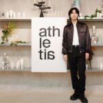 Dori Sakurada Instagram - ATHLETIA アクティブな毎日を送る方のニーズに機能で応えるアスレティアのから、これからの季節に大活躍しそうなボディにも髪にも地肌にも使えるUVボディミストが登場します✨ 日焼け止め対策は大切だと分かりながらも一手間あるので、僕も昔からあまり得意ではなかったのですが、これは「塗らなきゃ」という気持ちから「浴びたくなる」へ、ボディ用 UV カットの概念をシフトする、新感覚のボディミストのUVケアとなっています！ この『ATHLETIA スキンプロテクション UVボディミスト』はシュッとひと吹きで、天然植物精油**の爽やかな香りとともにミストが瞬時にオイルジェル化し、ひんやり、しっとりと肌に密着して紫外線から守ってくれます😌 **香料の一部 それから説明を聞いて驚いたのは水に強いウォーターレジスタント処方(SPF30/PA+++/UV耐水性★★)となっており、使用してから一定時間はプールなどに入っても効果が持続するという優れものです！ それなのに石けんで落とせる手軽さというのも嬉しいポイントです✨ さらに環境にも配慮した、ビーチフレンドリー処方(水環境リスク評価済)*** ***製品の使用による日常生活での洗い流しやレジャー時の環境流出を考慮し、水環境の生態系への影響が懸念されない設計 となっているので、アスレティアらしく安心して使用することができますね！ 僕が実際に試してみた感想ですと、とにかく手軽で、そして肌への馴染み方やひんやり感が気持ちよく、UV対策やケアというつもりではなくても使いたくなるような気持ちになりました！ これから陽射しも強くなってきますが、もちろん冬場も紫外線はケアするべきなので、是非いち早くこのスキンプロテクション UVボディミストでUV対策をしながら、今年もアクティブな日々を楽しんでいきましょう☀️ @athletiabeauty #athletia #アスレティア #PR