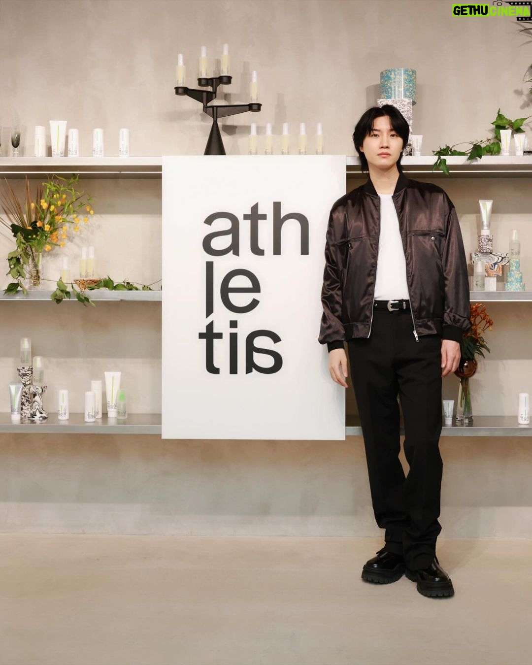 Dori Sakurada Instagram - ATHLETIA アクティブな毎日を送る方のニーズに機能で応えるアスレティアのから、これからの季節に大活躍しそうなボディにも髪にも地肌にも使えるUVボディミストが登場します✨ 日焼け止め対策は大切だと分かりながらも一手間あるので、僕も昔からあまり得意ではなかったのですが、これは「塗らなきゃ」という気持ちから「浴びたくなる」へ、ボディ用 UV カットの概念をシフトする、新感覚のボディミストのUVケアとなっています! この『ATHLETIA スキンプロテクション UVボディミスト』はシュッとひと吹きで、天然植物精油**の爽やかな香りとともにミストが瞬時にオイルジェル化し、ひんやり、しっとりと肌に密着して紫外線から守ってくれます😌 **香料の一部 それから説明を聞いて驚いたのは水に強いウォーターレジスタント処方(SPF30/PA+++/UV耐水性★★)となっており、使用してから一定時間はプールなどに入っても効果が持続するという優れものです! それなのに石けんで落とせる手軽さというのも嬉しいポイントです✨ さらに環境にも配慮した、ビーチフレンドリー処方(水環境リスク評価済)*** ***製品の使用による日常生活での洗い流しやレジャー時の環境流出を考慮し、水環境の生態系への影響が懸念されない設計 となっているので、アスレティアらしく安心して使用することができますね! 僕が実際に試してみた感想ですと、とにかく手軽で、そして肌への馴染み方やひんやり感が気持ちよく、UV対策やケアというつもりではなくても使いたくなるような気持ちになりました! これから陽射しも強くなってきますが、もちろん冬場も紫外線はケアするべきなので、是非いち早くこのスキンプロテクション UVボディミストでUV対策をしながら、今年もアクティブな日々を楽しんでいきましょう☀️ @athletiabeauty #athletia #アスレティア #PR