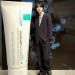 Dori Sakurada Instagram - LA ROCHE POSAY 世界のラ ロッシュ ポゼで売上No.1製品『シカプラストリペアクリーム』が待望の日本で発売開始します！ まず ラ ロッシュ ポゼの他シリーズのアイテムでは、僕の身の回りだとドラマや映画などの現場のヘアメイクさん達もご用意してくださることが多く、現場で初めてお会いして肌質や普段のスキンケアがわからない方でも、低刺激設計なアイテムなので幅広い方へ安心して使える優れもの！という印象でした✨ 僕もラ ロッシュ ポゼのアイテムがあれば"これなら大丈夫です！''とよく現場で助けられていました😌 そして今回のシカプラストリペアクリームも皮膚科学に基づいて開発されているので敏感肌の方には是非知ってほしいです！ テクスチャーは、手に出した瞬間は少しこっくりしていて、シアバターが配合されているので体温ですぐにさっと馴染みました✨ 伸びが良くて、適度に肌を包んでくれるような質感で、翌朝まで肌を保護してくれるような使い心地です！ 会場では乾燥肌の悩みを伝えたのですが、このクリームも乾燥肌にはとてもオススメとのことで、普段のスキンケアの最後に使用したり、海外の方では洗顔後に1番初めに塗る方もいるようで、自分にあった使い方で自由にスキンケアに取り入れることができそうです😌 さらにキメを整えて、毛穴のケアなど、沢山の悩みに向き合って開発されている製品なので、敏感肌でなかなか新しいスキンケアを試すのが不安な方などでも是非一度試してみてほしいです！ #PR #ラロッシュポゼ #シカプラストリペアクリーム #larocheposayskincare #塗るだけSOSシールド #ダーマコスメ #ダーマCICA #スキンケア