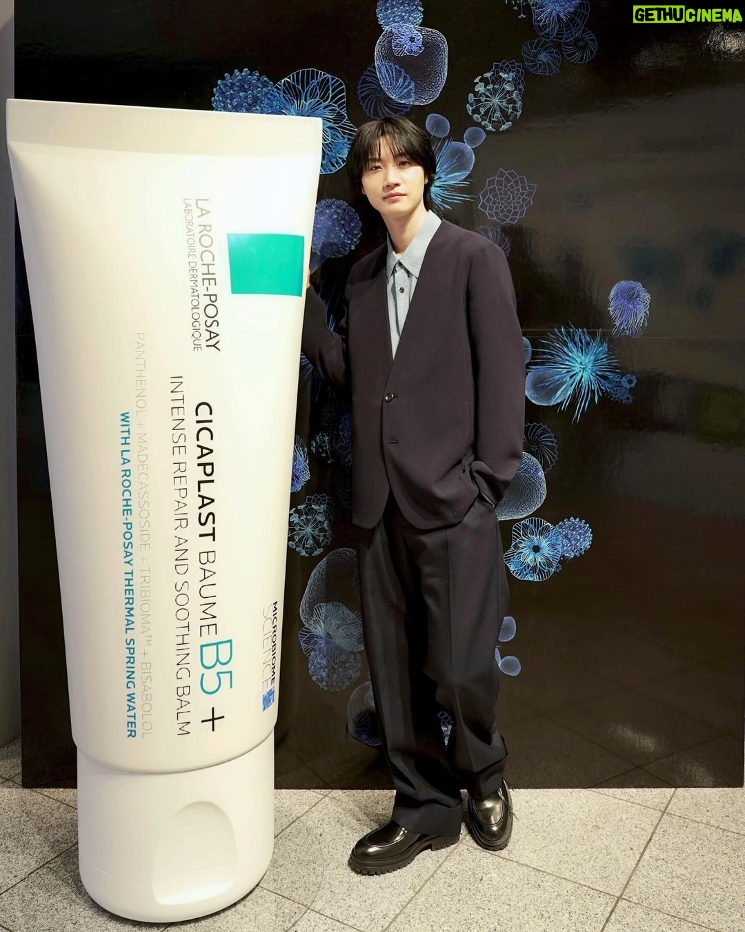 Dori Sakurada Instagram - LA ROCHE POSAY 世界のラ ロッシュ ポゼで売上No.1製品『シカプラストリペアクリーム』が待望の日本で発売開始します! まず ラ ロッシュ ポゼの他シリーズのアイテムでは、僕の身の回りだとドラマや映画などの現場のヘアメイクさん達もご用意してくださることが多く、現場で初めてお会いして肌質や普段のスキンケアがわからない方でも、低刺激設計なアイテムなので幅広い方へ安心して使える優れもの!という印象でした✨ 僕もラ ロッシュ ポゼのアイテムがあれば"これなら大丈夫です!''とよく現場で助けられていました😌 そして今回のシカプラストリペアクリームも皮膚科学に基づいて開発されているので敏感肌の方には是非知ってほしいです! テクスチャーは、手に出した瞬間は少しこっくりしていて、シアバターが配合されているので体温ですぐにさっと馴染みました✨ 伸びが良くて、適度に肌を包んでくれるような質感で、翌朝まで肌を保護してくれるような使い心地です! 会場では乾燥肌の悩みを伝えたのですが、このクリームも乾燥肌にはとてもオススメとのことで、普段のスキンケアの最後に使用したり、海外の方では洗顔後に1番初めに塗る方もいるようで、自分にあった使い方で自由にスキンケアに取り入れることができそうです😌 さらにキメを整えて、毛穴のケアなど、沢山の悩みに向き合って開発されている製品なので、敏感肌でなかなか新しいスキンケアを試すのが不安な方などでも是非一度試してみてほしいです! #PR #ラロッシュポゼ #シカプラストリペアクリーム #larocheposayskincare #塗るだけSOSシールド #ダーマコスメ #ダーマCICA #スキンケア