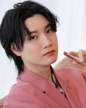 Dori Sakurada Instagram - RMK

4月5日に新発売されるRMKの『デューイーメルト リップカラー』のローンチイベントに参加してきました！

この『デューイーメルト リップカラー』は、澄み切った発色と艶に注目したもので、全12色で展開されるのですが、唇に塗ると温度で柔らかく溶けてしっかりフィットしてくれます！
リップをふっくらと演出してくれ、驚いたのはドリンクを飲んだ時にグラスにリップの色が移らず、しっかりキープしてくれました✨

さらに美容成分も含まれており、うるおいを保ちながら、つけたての仕上がりが長時間持続します！
絶妙なくすみ感のあるカラーバリエーションで、青みピンクのカラーにも、細かいゴールドのラメが入っていたりするので、パーソナルカラーにとらわれずに好きなアイテムをセレクトして楽しめます💄

同時に登場する『リップベースライナー』は、ソフトマットな質感で縁取り＆面で塗ることができる優れもの、オイルトリートメント発想の『Wトリートメント クレンジングバーム』は体温でスッと溶けて美容成分たっぷりでメイクをオフしてくれます！
クレンジングバームも先に使用させていただいたのですが、とても気に入りました！

ちなみに僕は10の『サクラ シーン』というカラーを塗りました🌸
発色良く、自然に唇に色を付けてくれてお気に入りでした✨

色々と試させていただいて『デューイーメルト リップカラー』はかなり人気になると思いました…！
手に入れたい方はお早めにチェックしてみてください❣️

@rmkofficial #PR