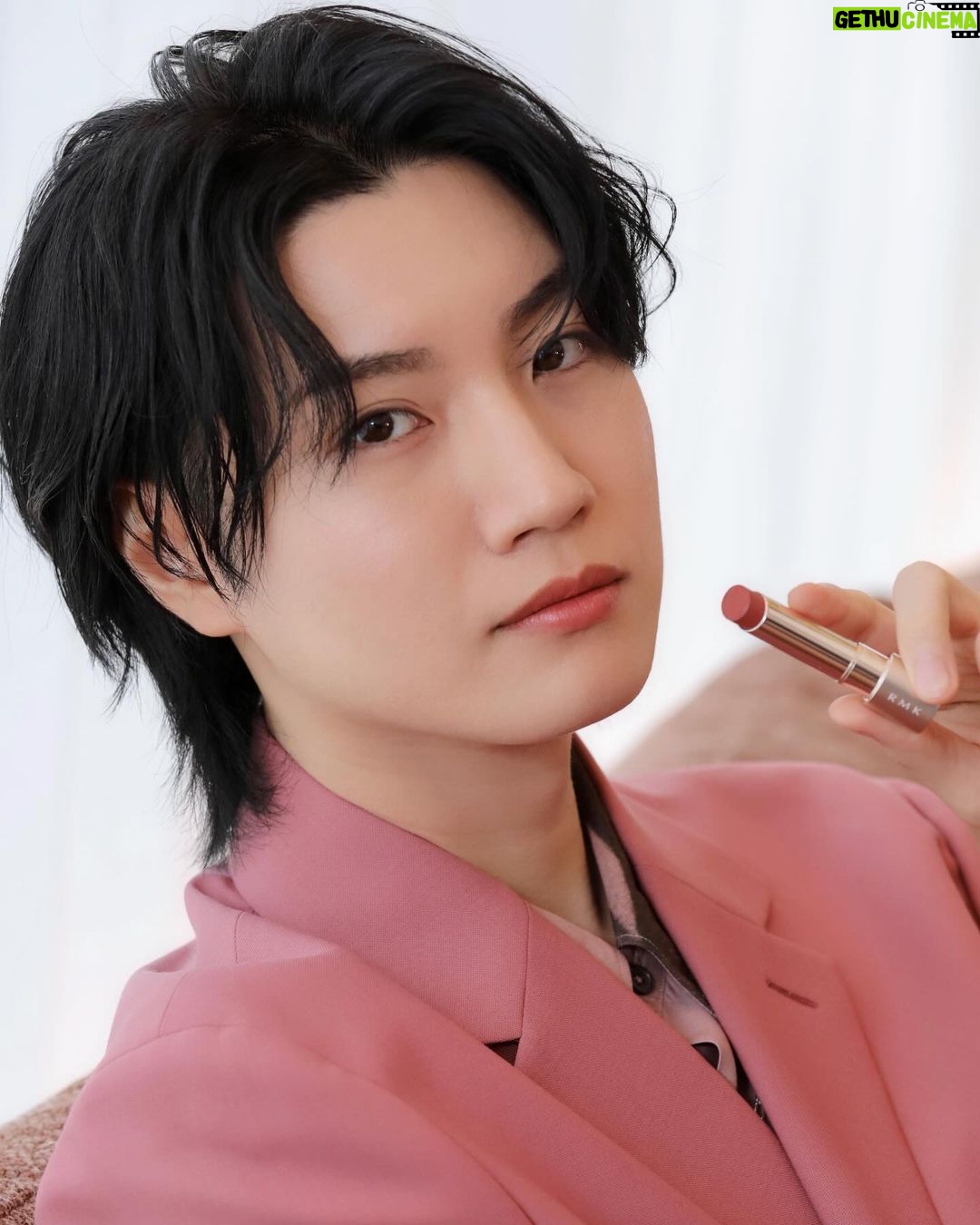 Dori Sakurada - 61.1K Likes - RMK
4月5日に新発売されるRMKの『デューイーメルト リップカラー』のローンチイベントに参加してきました!
この『デューイーメルト リップカラー』は、澄み切った発色と艶に注目したもので、全12色で展開されるのですが、唇に塗ると温度で柔らかく溶けてしっかりフィットしてくれます!
リップをふっくらと演出してくれ、驚いたのはドリンクを飲んだ時にグラスにリップの色が移らず、しっかりキープしてくれました✨
さらに美容成分も含まれており、うるおいを保ちながら、つけたての仕上がりが長時間持続します!
絶妙なくすみ感のあるカラーバリエーションで、青みピンクのカラーにも、細かいゴールドのラメが入っていたりするので、パーソナルカラーにとらわれずに好きなアイテムをセレクトして楽しめます💄
同時に登場する『リップベースライナー』は、ソフトマットな質感で縁取り&面で塗ることができる優れもの、オイルトリートメント発想の『Wトリートメント クレンジングバーム』は体温でスッと溶けて美容成分たっぷりでメイクをオフしてくれます!
クレンジングバームも先に使用させていただいたのですが、とても気に入りました!
ちなみに僕は10の『サクラ シーン』というカラーを塗りました🌸
発色良く、自然に唇に色を付けてくれてお気に入りでした✨
色々と試させていただいて『デューイーメルト リップカラー』はかなり人気になると思いました…!
手に入れたい方はお早めにチェックしてみてください❣️
@rmkofficial #PR