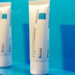 Dori Sakurada Instagram - LA ROCHE POSAY 世界のラ ロッシュ ポゼで売上No.1製品『シカプラストリペアクリーム』が待望の日本で発売開始します！ まず ラ ロッシュ ポゼの他シリーズのアイテムでは、僕の身の回りだとドラマや映画などの現場のヘアメイクさん達もご用意してくださることが多く、現場で初めてお会いして肌質や普段のスキンケアがわからない方でも、低刺激設計なアイテムなので幅広い方へ安心して使える優れもの！という印象でした✨ 僕もラ ロッシュ ポゼのアイテムがあれば"これなら大丈夫です！''とよく現場で助けられていました😌 そして今回のシカプラストリペアクリームも皮膚科学に基づいて開発されているので敏感肌の方には是非知ってほしいです！ テクスチャーは、手に出した瞬間は少しこっくりしていて、シアバターが配合されているので体温ですぐにさっと馴染みました✨ 伸びが良くて、適度に肌を包んでくれるような質感で、翌朝まで肌を保護してくれるような使い心地です！ 会場では乾燥肌の悩みを伝えたのですが、このクリームも乾燥肌にはとてもオススメとのことで、普段のスキンケアの最後に使用したり、海外の方では洗顔後に1番初めに塗る方もいるようで、自分にあった使い方で自由にスキンケアに取り入れることができそうです😌 さらにキメを整えて、毛穴のケアなど、沢山の悩みに向き合って開発されている製品なので、敏感肌でなかなか新しいスキンケアを試すのが不安な方などでも是非一度試してみてほしいです！ #PR #ラロッシュポゼ #シカプラストリペアクリーム #larocheposayskincare #塗るだけSOSシールド #ダーマコスメ #ダーマCICA #スキンケア