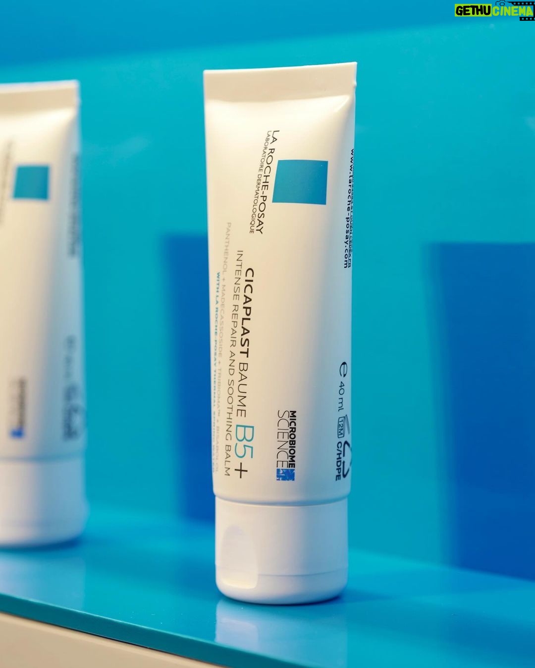 Dori Sakurada Instagram - LA ROCHE POSAY 世界のラ ロッシュ ポゼで売上No.1製品『シカプラストリペアクリーム』が待望の日本で発売開始します! まず ラ ロッシュ ポゼの他シリーズのアイテムでは、僕の身の回りだとドラマや映画などの現場のヘアメイクさん達もご用意してくださることが多く、現場で初めてお会いして肌質や普段のスキンケアがわからない方でも、低刺激設計なアイテムなので幅広い方へ安心して使える優れもの!という印象でした✨ 僕もラ ロッシュ ポゼのアイテムがあれば"これなら大丈夫です!''とよく現場で助けられていました😌 そして今回のシカプラストリペアクリームも皮膚科学に基づいて開発されているので敏感肌の方には是非知ってほしいです! テクスチャーは、手に出した瞬間は少しこっくりしていて、シアバターが配合されているので体温ですぐにさっと馴染みました✨ 伸びが良くて、適度に肌を包んでくれるような質感で、翌朝まで肌を保護してくれるような使い心地です! 会場では乾燥肌の悩みを伝えたのですが、このクリームも乾燥肌にはとてもオススメとのことで、普段のスキンケアの最後に使用したり、海外の方では洗顔後に1番初めに塗る方もいるようで、自分にあった使い方で自由にスキンケアに取り入れることができそうです😌 さらにキメを整えて、毛穴のケアなど、沢山の悩みに向き合って開発されている製品なので、敏感肌でなかなか新しいスキンケアを試すのが不安な方などでも是非一度試してみてほしいです! #PR #ラロッシュポゼ #シカプラストリペアクリーム #larocheposayskincare #塗るだけSOSシールド #ダーマコスメ #ダーマCICA #スキンケア