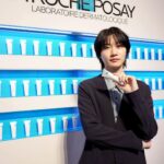 Dori Sakurada Instagram - LA ROCHE POSAY 世界のラ ロッシュ ポゼで売上No.1製品『シカプラストリペアクリーム』が待望の日本で発売開始します！ まず ラ ロッシュ ポゼの他シリーズのアイテムでは、僕の身の回りだとドラマや映画などの現場のヘアメイクさん達もご用意してくださることが多く、現場で初めてお会いして肌質や普段のスキンケアがわからない方でも、低刺激設計なアイテムなので幅広い方へ安心して使える優れもの！という印象でした✨ 僕もラ ロッシュ ポゼのアイテムがあれば"これなら大丈夫です！''とよく現場で助けられていました😌 そして今回のシカプラストリペアクリームも皮膚科学に基づいて開発されているので敏感肌の方には是非知ってほしいです！ テクスチャーは、手に出した瞬間は少しこっくりしていて、シアバターが配合されているので体温ですぐにさっと馴染みました✨ 伸びが良くて、適度に肌を包んでくれるような質感で、翌朝まで肌を保護してくれるような使い心地です！ 会場では乾燥肌の悩みを伝えたのですが、このクリームも乾燥肌にはとてもオススメとのことで、普段のスキンケアの最後に使用したり、海外の方では洗顔後に1番初めに塗る方もいるようで、自分にあった使い方で自由にスキンケアに取り入れることができそうです😌 さらにキメを整えて、毛穴のケアなど、沢山の悩みに向き合って開発されている製品なので、敏感肌でなかなか新しいスキンケアを試すのが不安な方などでも是非一度試してみてほしいです！ #PR #ラロッシュポゼ #シカプラストリペアクリーム #larocheposayskincare #塗るだけSOSシールド #ダーマコスメ #ダーマCICA #スキンケア