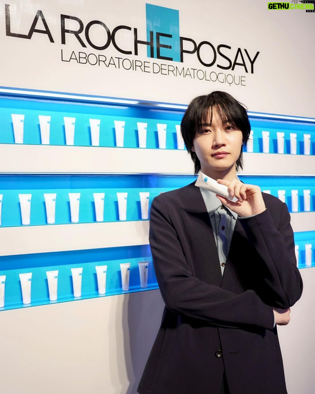 Dori Sakurada Instagram - LA ROCHE POSAY 世界のラ ロッシュ ポゼで売上No.1製品『シカプラストリペアクリーム』が待望の日本で発売開始します! まず ラ ロッシュ ポゼの他シリーズのアイテムでは、僕の身の回りだとドラマや映画などの現場のヘアメイクさん達もご用意してくださることが多く、現場で初めてお会いして肌質や普段のスキンケアがわからない方でも、低刺激設計なアイテムなので幅広い方へ安心して使える優れもの!という印象でした✨ 僕もラ ロッシュ ポゼのアイテムがあれば"これなら大丈夫です!''とよく現場で助けられていました😌 そして今回のシカプラストリペアクリームも皮膚科学に基づいて開発されているので敏感肌の方には是非知ってほしいです! テクスチャーは、手に出した瞬間は少しこっくりしていて、シアバターが配合されているので体温ですぐにさっと馴染みました✨ 伸びが良くて、適度に肌を包んでくれるような質感で、翌朝まで肌を保護してくれるような使い心地です! 会場では乾燥肌の悩みを伝えたのですが、このクリームも乾燥肌にはとてもオススメとのことで、普段のスキンケアの最後に使用したり、海外の方では洗顔後に1番初めに塗る方もいるようで、自分にあった使い方で自由にスキンケアに取り入れることができそうです😌 さらにキメを整えて、毛穴のケアなど、沢山の悩みに向き合って開発されている製品なので、敏感肌でなかなか新しいスキンケアを試すのが不安な方などでも是非一度試してみてほしいです! #PR #ラロッシュポゼ #シカプラストリペアクリーム #larocheposayskincare #塗るだけSOSシールド #ダーマコスメ #ダーマCICA #スキンケア