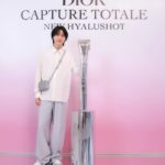 Dori Sakurada Instagram - DIOR BEAUTY ディオール ビューティーのカプチュール トータルのシリーズから強力な新製品が登場します！ 『カプチュール トータル ヒアルショット』と名付けられたこの新アイテムは、美容医療発想で肌にヒアルロン酸を補充する"部分用美容液"となっていて、気になる部分にヒアルロン酸をチャージし、潤いでしなやかなボリューム感を与えてくれます✨ 美容医療、高分子ヒアルロン酸と深い潤いを届ける中分子ヒアルロン酸を組み合わせた独自の有用成分を配合されているようです✨ さらにこだわりは成分だけではなく、美容医療の世界から着想を得た、スレンダーなチューブの先には極細の先端が伸び、額、目元、口元など、気になる部分に使用ができ、メイクの上からも美容液を正確に塗布することができます！ 現場でも皆が口を揃えて"これはすごい"と話題になっていて、僕も手元に使用してから数時間だったのですがとても良さそうな印象なので、これから顔の気になる部分をケアしていくのが楽しみです！ しばらく使ってみようと思います😊 シワやほうれい線など気になる方は是非一緒に試してみましょう！✨ @DIORBEAUTY @DIOR #カプチュールトータル #ヒアルショット #SUPPORTEDBYDIOR