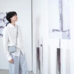 Dori Sakurada Instagram - DIOR BEAUTY ディオール ビューティーのカプチュール トータルのシリーズから強力な新製品が登場します！ 『カプチュール トータル ヒアルショット』と名付けられたこの新アイテムは、美容医療発想で肌にヒアルロン酸を補充する"部分用美容液"となっていて、気になる部分にヒアルロン酸をチャージし、潤いでしなやかなボリューム感を与えてくれます✨ 美容医療、高分子ヒアルロン酸と深い潤いを届ける中分子ヒアルロン酸を組み合わせた独自の有用成分を配合されているようです✨ さらにこだわりは成分だけではなく、美容医療の世界から着想を得た、スレンダーなチューブの先には極細の先端が伸び、額、目元、口元など、気になる部分に使用ができ、メイクの上からも美容液を正確に塗布することができます！ 現場でも皆が口を揃えて"これはすごい"と話題になっていて、僕も手元に使用してから数時間だったのですがとても良さそうな印象なので、これから顔の気になる部分をケアしていくのが楽しみです！ しばらく使ってみようと思います😊 シワやほうれい線など気になる方は是非一緒に試してみましょう！✨ @DIORBEAUTY @DIOR #カプチュールトータル #ヒアルショット #SUPPORTEDBYDIOR