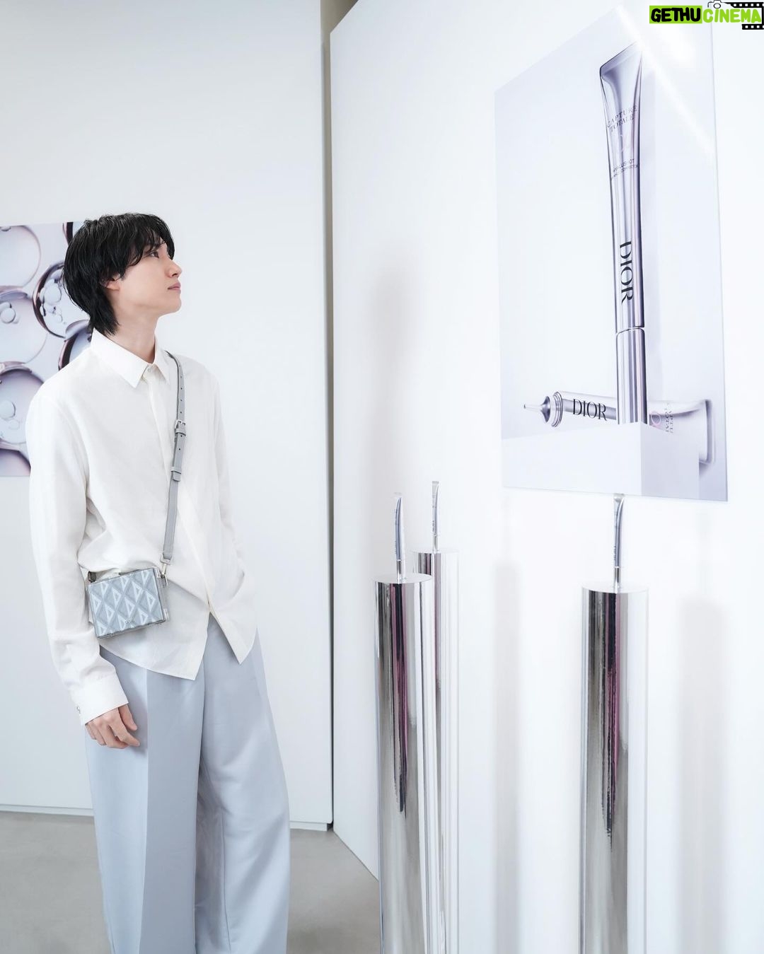 Dori Sakurada Instagram - DIOR BEAUTY ディオール ビューティーのカプチュール トータルのシリーズから強力な新製品が登場します! 『カプチュール トータル ヒアルショット』と名付けられたこの新アイテムは、美容医療発想で肌にヒアルロン酸を補充する"部分用美容液"となっていて、気になる部分にヒアルロン酸をチャージし、潤いでしなやかなボリューム感を与えてくれます✨ 美容医療、高分子ヒアルロン酸と深い潤いを届ける中分子ヒアルロン酸を組み合わせた独自の有用成分を配合されているようです✨ さらにこだわりは成分だけではなく、美容医療の世界から着想を得た、スレンダーなチューブの先には極細の先端が伸び、額、目元、口元など、気になる部分に使用ができ、メイクの上からも美容液を正確に塗布することができます! 現場でも皆が口を揃えて"これはすごい"と話題になっていて、僕も手元に使用してから数時間だったのですがとても良さそうな印象なので、これから顔の気になる部分をケアしていくのが楽しみです! しばらく使ってみようと思います😊 シワやほうれい線など気になる方は是非一緒に試してみましょう!✨ @DIORBEAUTY @DIOR #カプチュールトータル #ヒアルショット #SUPPORTEDBYDIOR
