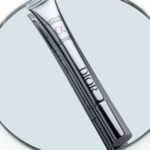 Dori Sakurada Instagram - DIOR BEAUTY ディオール ビューティーのカプチュール トータルのシリーズから強力な新製品が登場します！ 『カプチュール トータル ヒアルショット』と名付けられたこの新アイテムは、美容医療発想で肌にヒアルロン酸を補充する"部分用美容液"となっていて、気になる部分にヒアルロン酸をチャージし、潤いでしなやかなボリューム感を与えてくれます✨ 美容医療、高分子ヒアルロン酸と深い潤いを届ける中分子ヒアルロン酸を組み合わせた独自の有用成分を配合されているようです✨ さらにこだわりは成分だけではなく、美容医療の世界から着想を得た、スレンダーなチューブの先には極細の先端が伸び、額、目元、口元など、気になる部分に使用ができ、メイクの上からも美容液を正確に塗布することができます！ 現場でも皆が口を揃えて"これはすごい"と話題になっていて、僕も手元に使用してから数時間だったのですがとても良さそうな印象なので、これから顔の気になる部分をケアしていくのが楽しみです！ しばらく使ってみようと思います😊 シワやほうれい線など気になる方は是非一緒に試してみましょう！✨ @DIORBEAUTY @DIOR #カプチュールトータル #ヒアルショット #SUPPORTEDBYDIOR