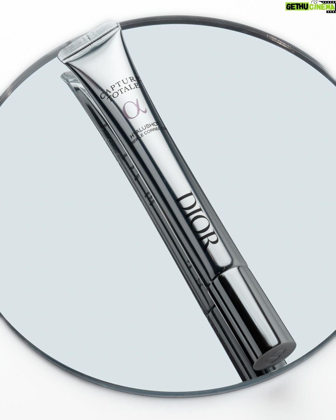 Dori Sakurada Instagram - DIOR BEAUTY ディオール ビューティーのカプチュール トータルのシリーズから強力な新製品が登場します! 『カプチュール トータル ヒアルショット』と名付けられたこの新アイテムは、美容医療発想で肌にヒアルロン酸を補充する"部分用美容液"となっていて、気になる部分にヒアルロン酸をチャージし、潤いでしなやかなボリューム感を与えてくれます✨ 美容医療、高分子ヒアルロン酸と深い潤いを届ける中分子ヒアルロン酸を組み合わせた独自の有用成分を配合されているようです✨ さらにこだわりは成分だけではなく、美容医療の世界から着想を得た、スレンダーなチューブの先には極細の先端が伸び、額、目元、口元など、気になる部分に使用ができ、メイクの上からも美容液を正確に塗布することができます! 現場でも皆が口を揃えて"これはすごい"と話題になっていて、僕も手元に使用してから数時間だったのですがとても良さそうな印象なので、これから顔の気になる部分をケアしていくのが楽しみです! しばらく使ってみようと思います😊 シワやほうれい線など気になる方は是非一緒に試してみましょう!✨ @DIORBEAUTY @DIOR #カプチュールトータル #ヒアルショット #SUPPORTEDBYDIOR