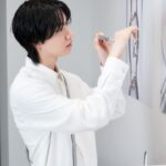 Dori Sakurada Instagram - DIOR BEAUTY ディオール ビューティーのカプチュール トータルのシリーズから強力な新製品が登場します！ 『カプチュール トータル ヒアルショット』と名付けられたこの新アイテムは、美容医療発想で肌にヒアルロン酸を補充する"部分用美容液"となっていて、気になる部分にヒアルロン酸をチャージし、潤いでしなやかなボリューム感を与えてくれます✨ 美容医療、高分子ヒアルロン酸と深い潤いを届ける中分子ヒアルロン酸を組み合わせた独自の有用成分を配合されているようです✨ さらにこだわりは成分だけではなく、美容医療の世界から着想を得た、スレンダーなチューブの先には極細の先端が伸び、額、目元、口元など、気になる部分に使用ができ、メイクの上からも美容液を正確に塗布することができます！ 現場でも皆が口を揃えて"これはすごい"と話題になっていて、僕も手元に使用してから数時間だったのですがとても良さそうな印象なので、これから顔の気になる部分をケアしていくのが楽しみです！ しばらく使ってみようと思います😊 シワやほうれい線など気になる方は是非一緒に試してみましょう！✨ @DIORBEAUTY @DIOR #カプチュールトータル #ヒアルショット #SUPPORTEDBYDIOR