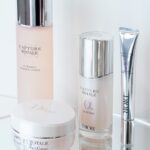 Dori Sakurada Instagram - DIOR BEAUTY ディオール ビューティーのカプチュール トータルのシリーズから強力な新製品が登場します！ 『カプチュール トータル ヒアルショット』と名付けられたこの新アイテムは、美容医療発想で肌にヒアルロン酸を補充する"部分用美容液"となっていて、気になる部分にヒアルロン酸をチャージし、潤いでしなやかなボリューム感を与えてくれます✨ 美容医療、高分子ヒアルロン酸と深い潤いを届ける中分子ヒアルロン酸を組み合わせた独自の有用成分を配合されているようです✨ さらにこだわりは成分だけではなく、美容医療の世界から着想を得た、スレンダーなチューブの先には極細の先端が伸び、額、目元、口元など、気になる部分に使用ができ、メイクの上からも美容液を正確に塗布することができます！ 現場でも皆が口を揃えて"これはすごい"と話題になっていて、僕も手元に使用してから数時間だったのですがとても良さそうな印象なので、これから顔の気になる部分をケアしていくのが楽しみです！ しばらく使ってみようと思います😊 シワやほうれい線など気になる方は是非一緒に試してみましょう！✨ @DIORBEAUTY @DIOR #カプチュールトータル #ヒアルショット #SUPPORTEDBYDIOR