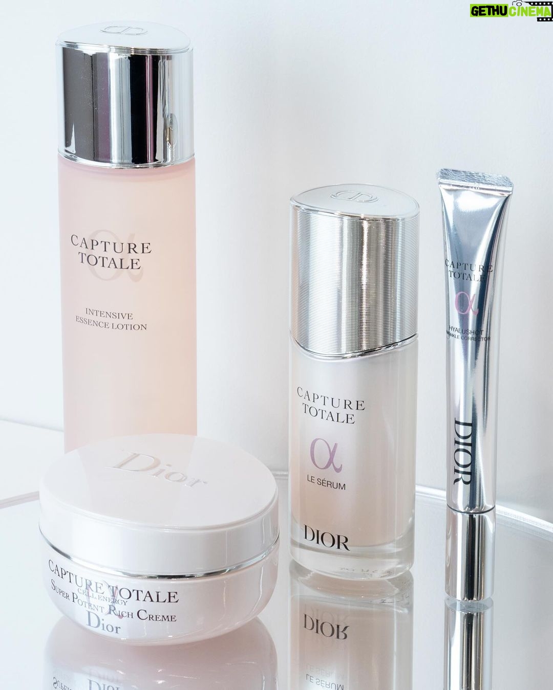 Dori Sakurada Instagram - DIOR BEAUTY ディオール ビューティーのカプチュール トータルのシリーズから強力な新製品が登場します! 『カプチュール トータル ヒアルショット』と名付けられたこの新アイテムは、美容医療発想で肌にヒアルロン酸を補充する"部分用美容液"となっていて、気になる部分にヒアルロン酸をチャージし、潤いでしなやかなボリューム感を与えてくれます✨ 美容医療、高分子ヒアルロン酸と深い潤いを届ける中分子ヒアルロン酸を組み合わせた独自の有用成分を配合されているようです✨ さらにこだわりは成分だけではなく、美容医療の世界から着想を得た、スレンダーなチューブの先には極細の先端が伸び、額、目元、口元など、気になる部分に使用ができ、メイクの上からも美容液を正確に塗布することができます! 現場でも皆が口を揃えて"これはすごい"と話題になっていて、僕も手元に使用してから数時間だったのですがとても良さそうな印象なので、これから顔の気になる部分をケアしていくのが楽しみです! しばらく使ってみようと思います😊 シワやほうれい線など気になる方は是非一緒に試してみましょう!✨ @DIORBEAUTY @DIOR #カプチュールトータル #ヒアルショット #SUPPORTEDBYDIOR